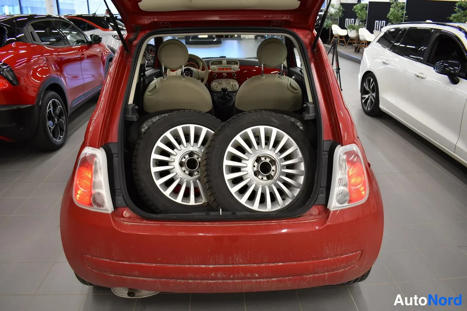 Punainen Fiat 500 2012, takaa, kuva 14