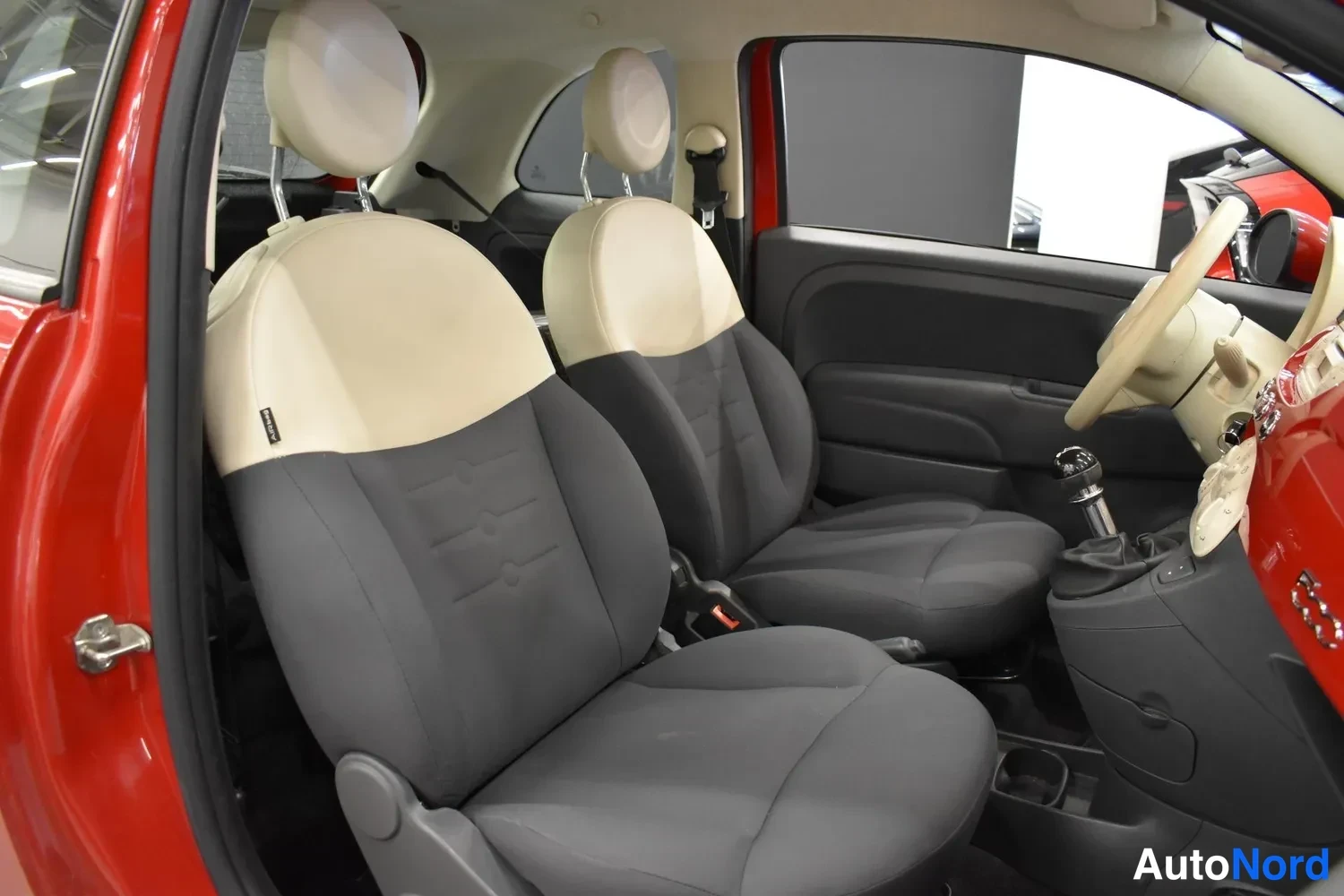 Punainen Fiat 500 2012, sivulta, kuva 7