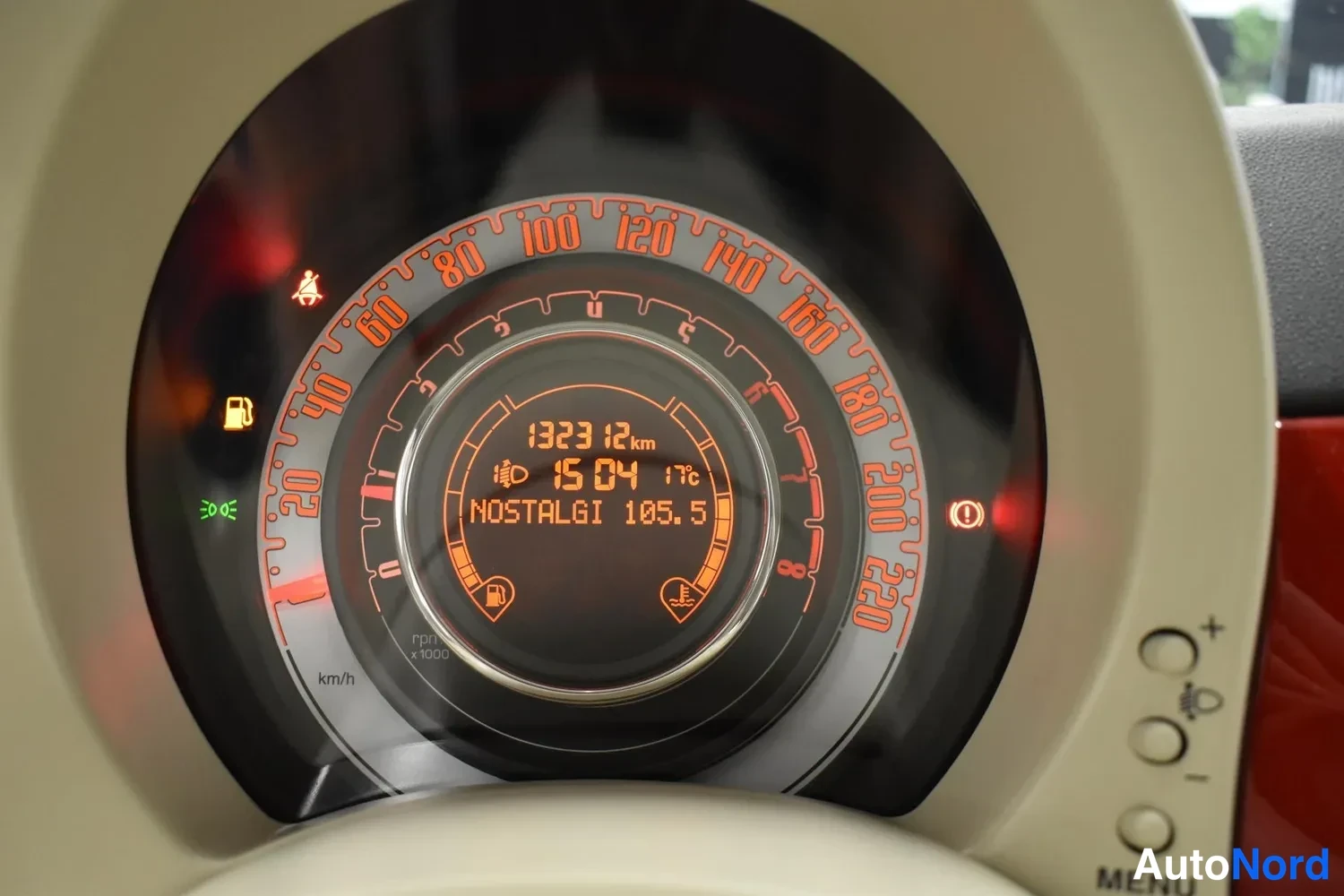 Punainen Fiat 500 2012, sivulta, kuva 9
