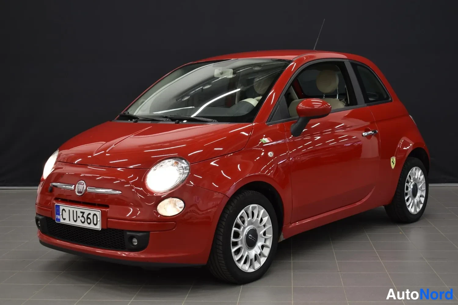 Punainen Fiat 500 2012, etuviisto, keula vasemmalle, kuva 2