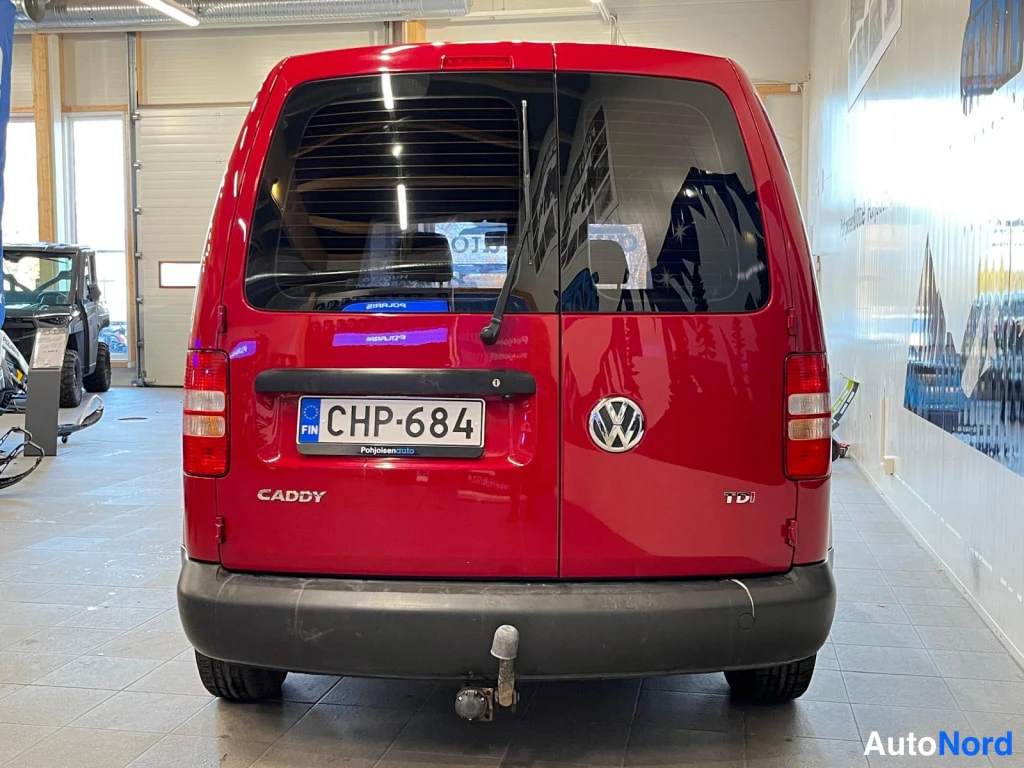 Punainen Volkswagen Caddy 2011, takaa, kuva 8