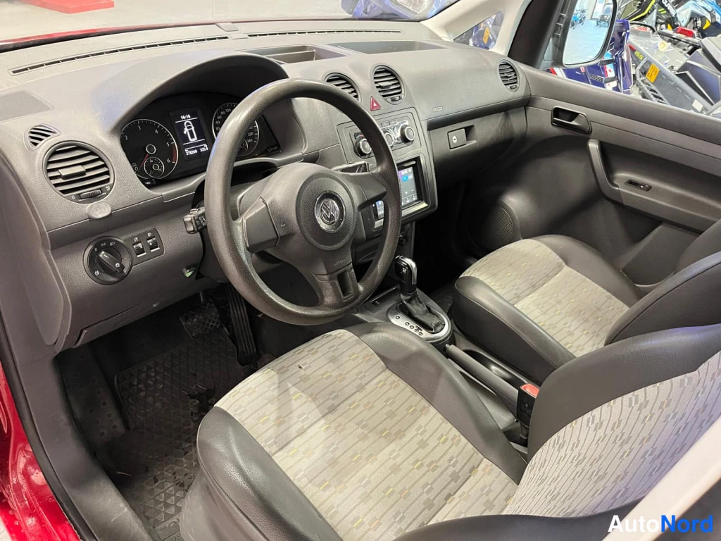 Punainen Volkswagen Caddy 2011, edestä, kuva 4