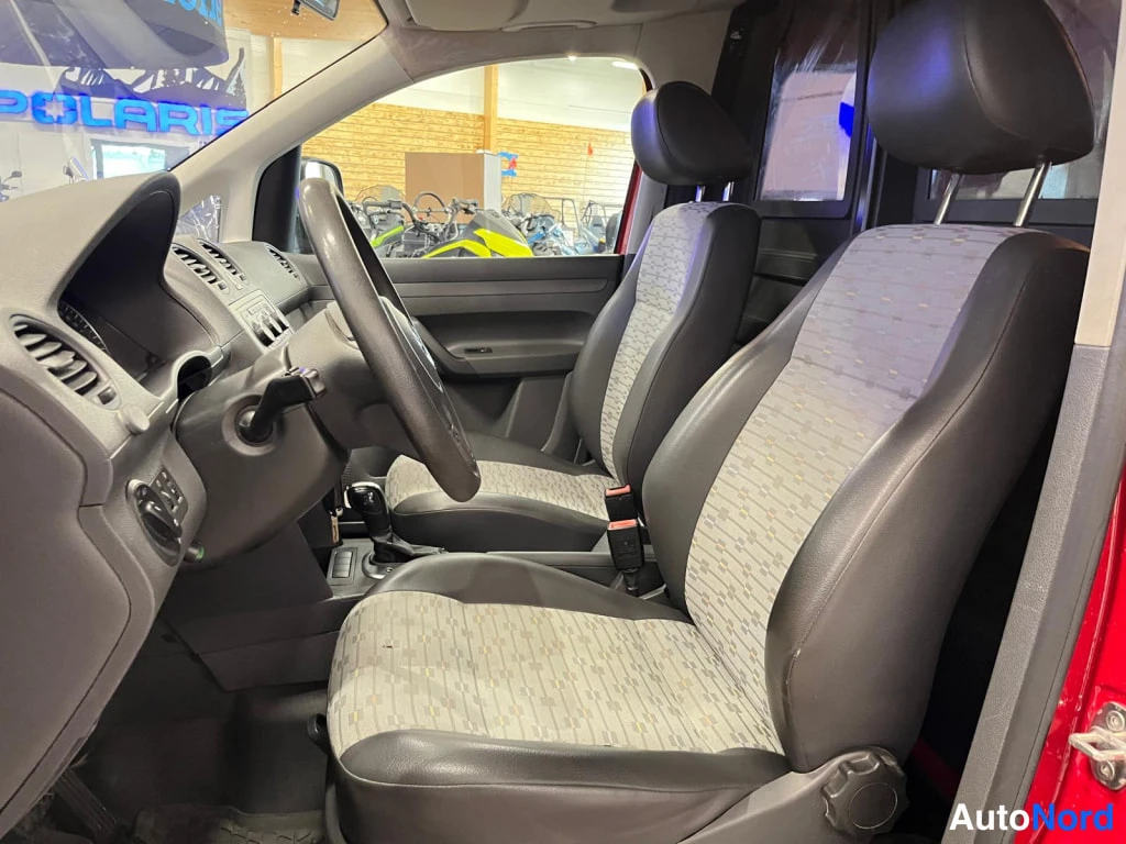 Punainen Volkswagen Caddy 2011, kuva 10