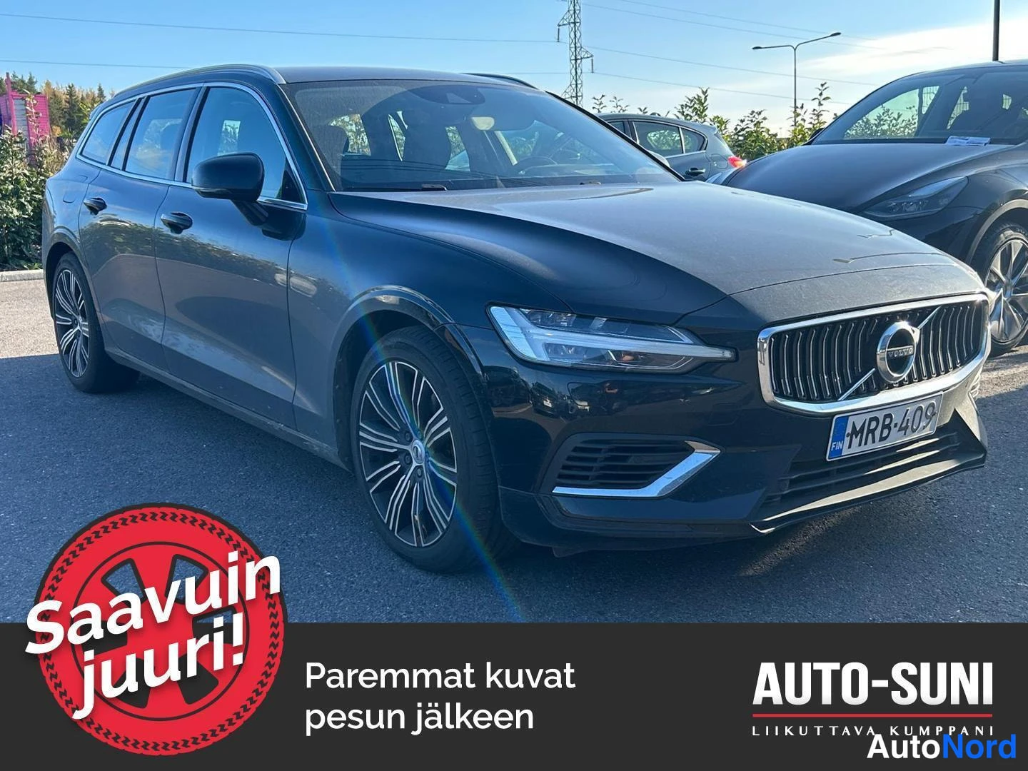 Etuviisto, nokka oikealle: Musta Volvo -asuntoauto kulmakuva edestä oikealta, rekisterikilpi.