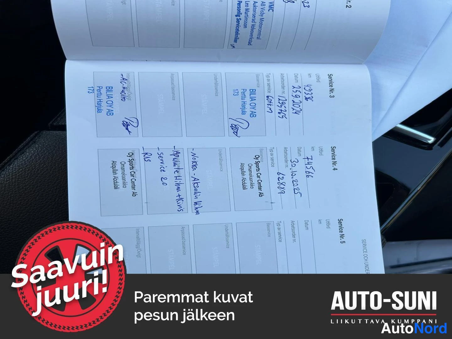 Muu: Avattu huolto-osoitekirja/takauskirja auton sisällä, jossa on käsinkirjoitettuja merkintöjä (Service Nr. 3-5).