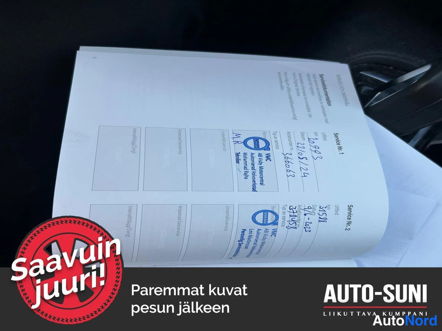 Muu: Avattu huolto-osoitekirja/takauskirja auton sisällä, jossa on käsinkirjoitettuja merkintöjä (Service Nr. 1-2).