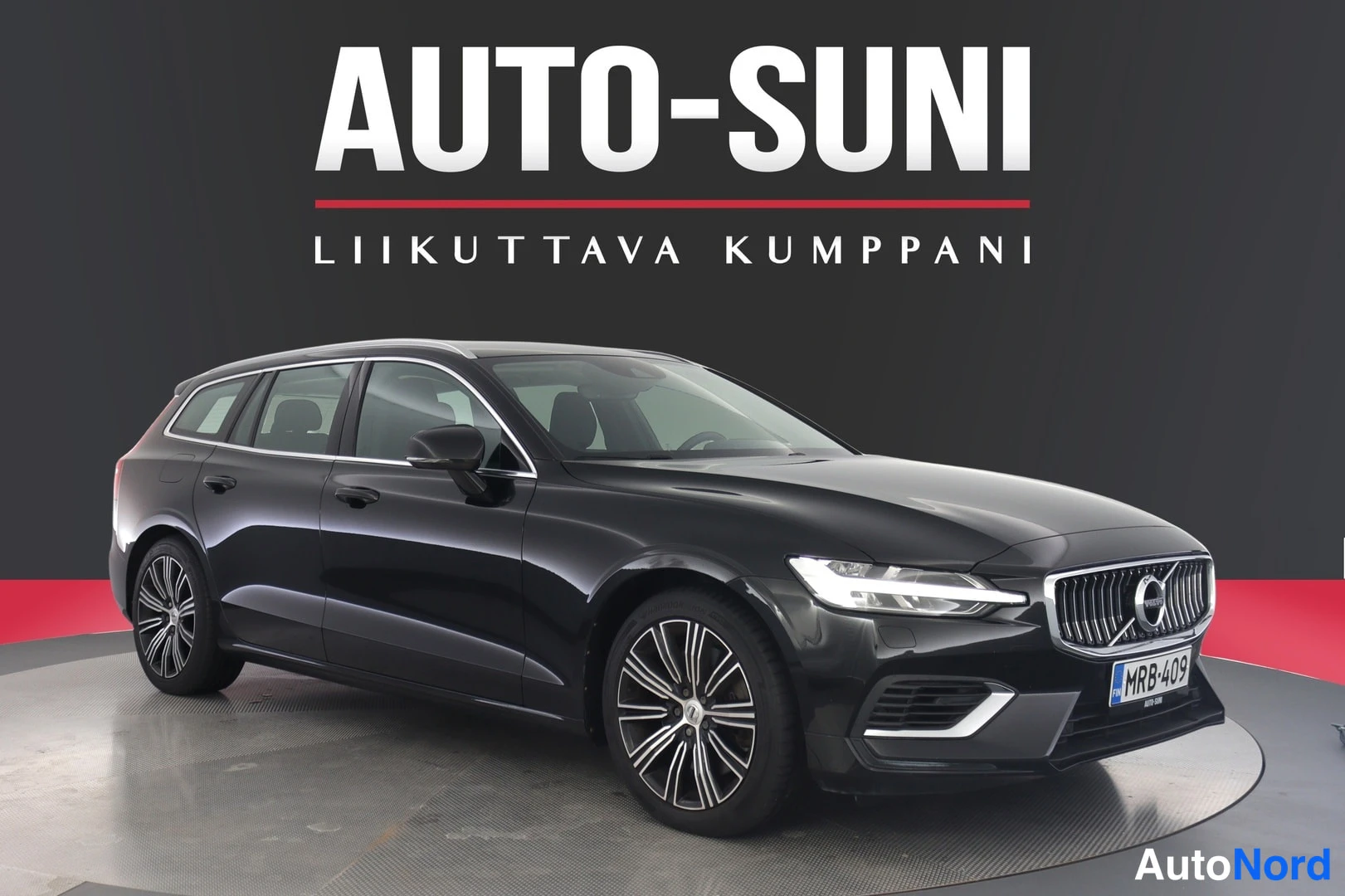 Musta Volvo V60 2022, etuviisto, keula oikealle, kuva 3