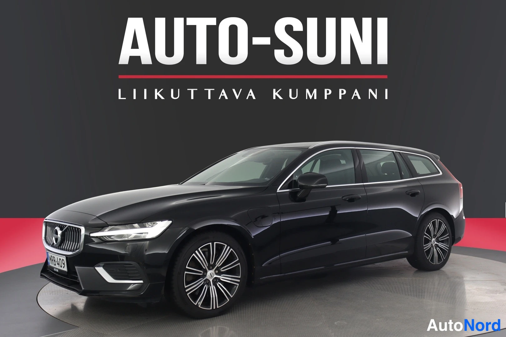 Musta Volvo V60 2022, etuviisto, keula vasemmalle, kuva 2