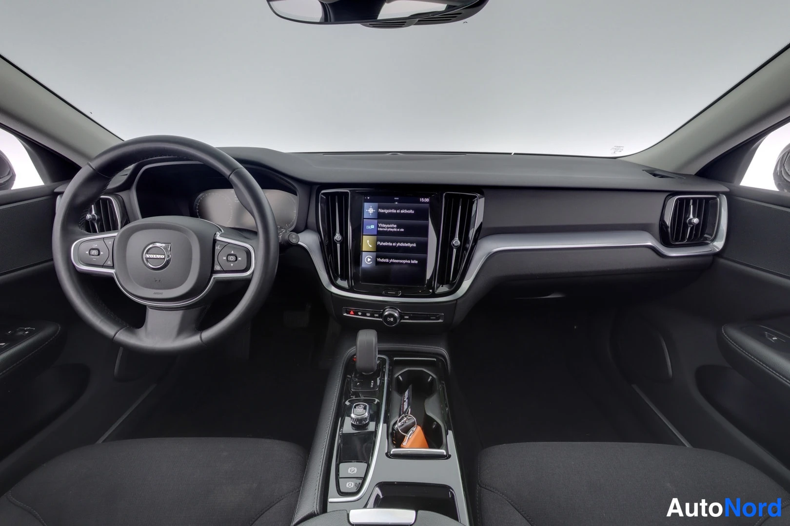 Musta Volvo V60 2022, ohjaamo, kuva 7