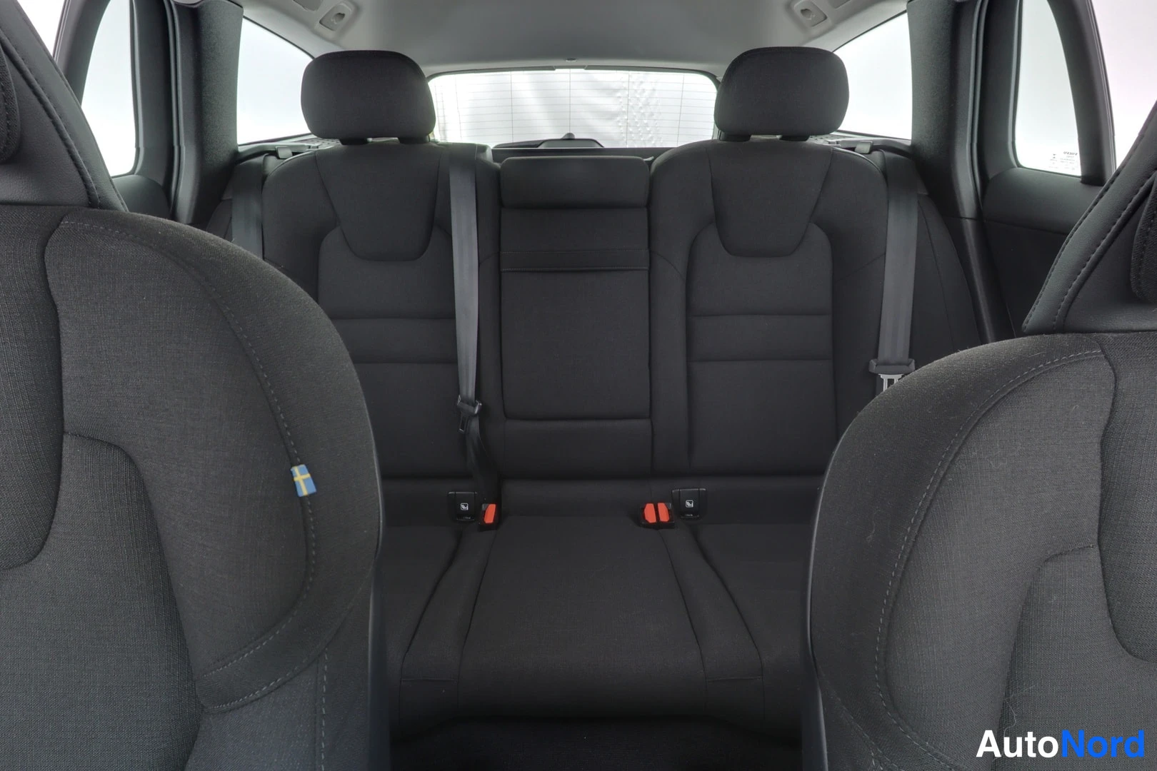 Musta Volvo V60 2022, takaistuimet, kuva 10