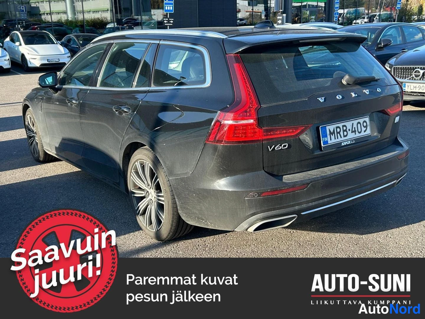 Takaviisto: Musta Volvo V60 -farmariauto takaa vasemmalta, rekisterikilpi ja V60-merkintä.