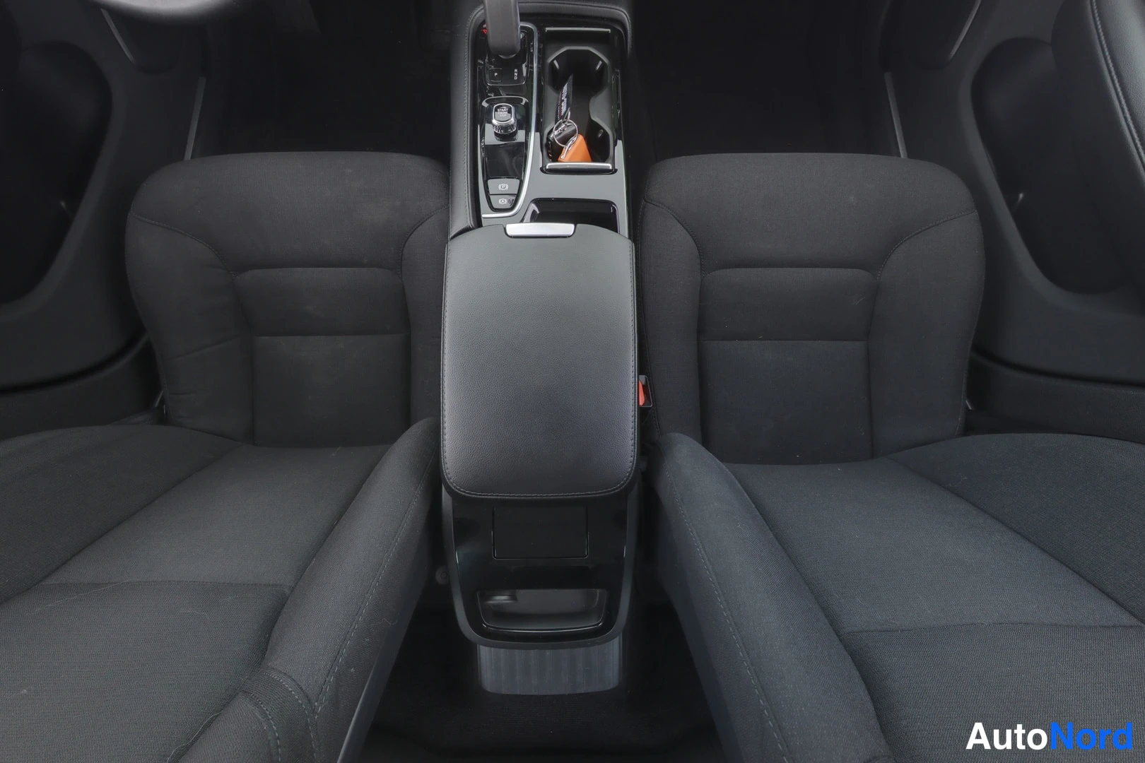 Musta Volvo V60 2022, etuistuimet, kuva 9