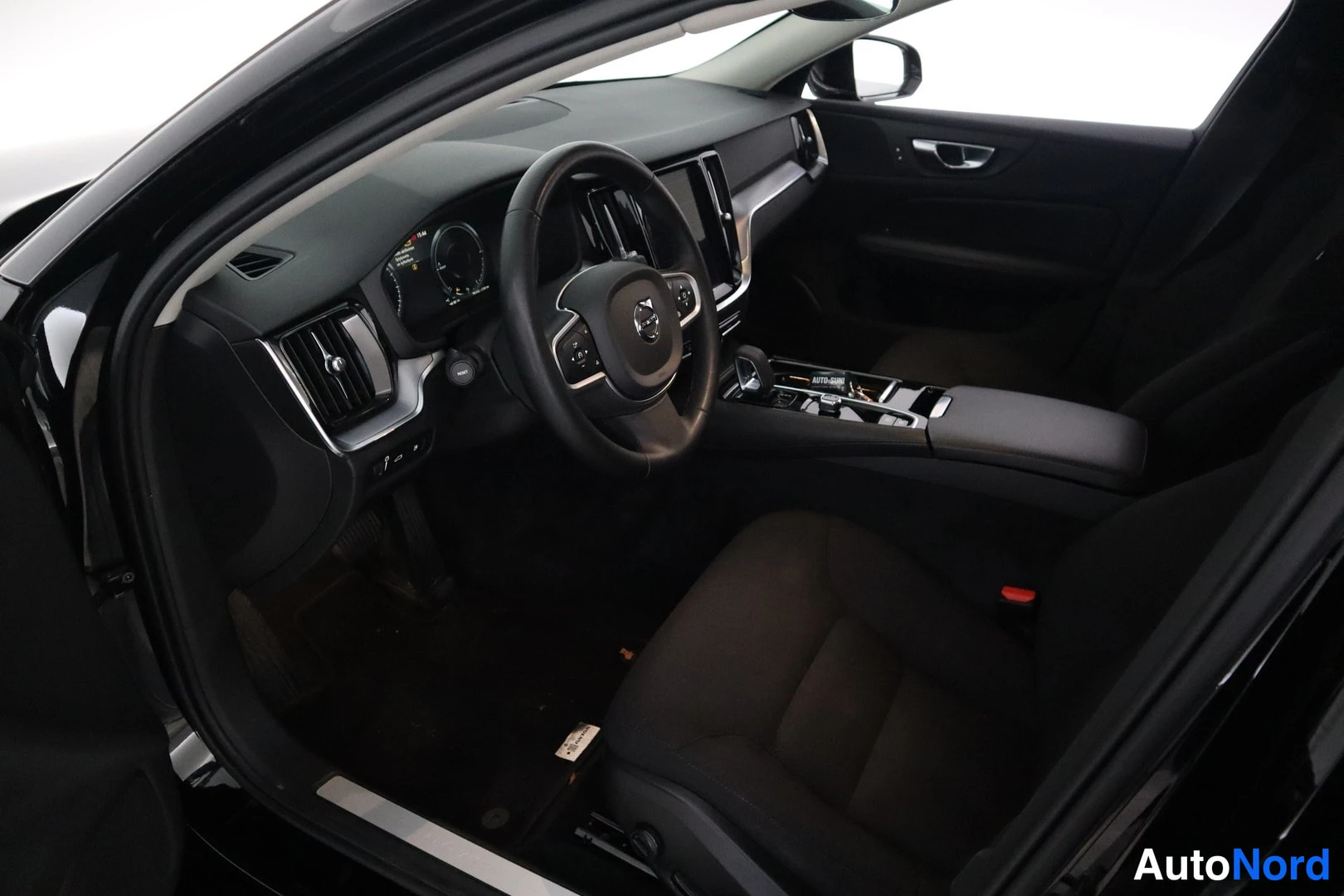 Musta Volvo V60 2022, ohjaamo, kuva 8