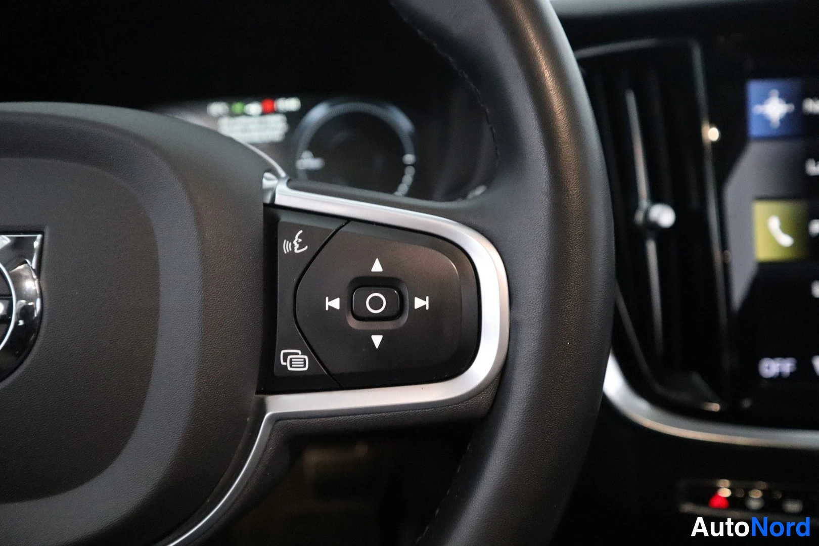 Musta Volvo V60 2022, yksityiskohta, kuva 11