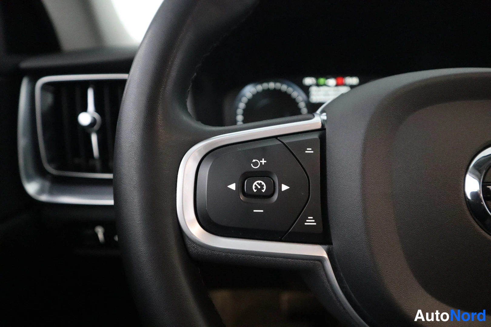 Musta Volvo V60 2022, yksityiskohta, kuva 12