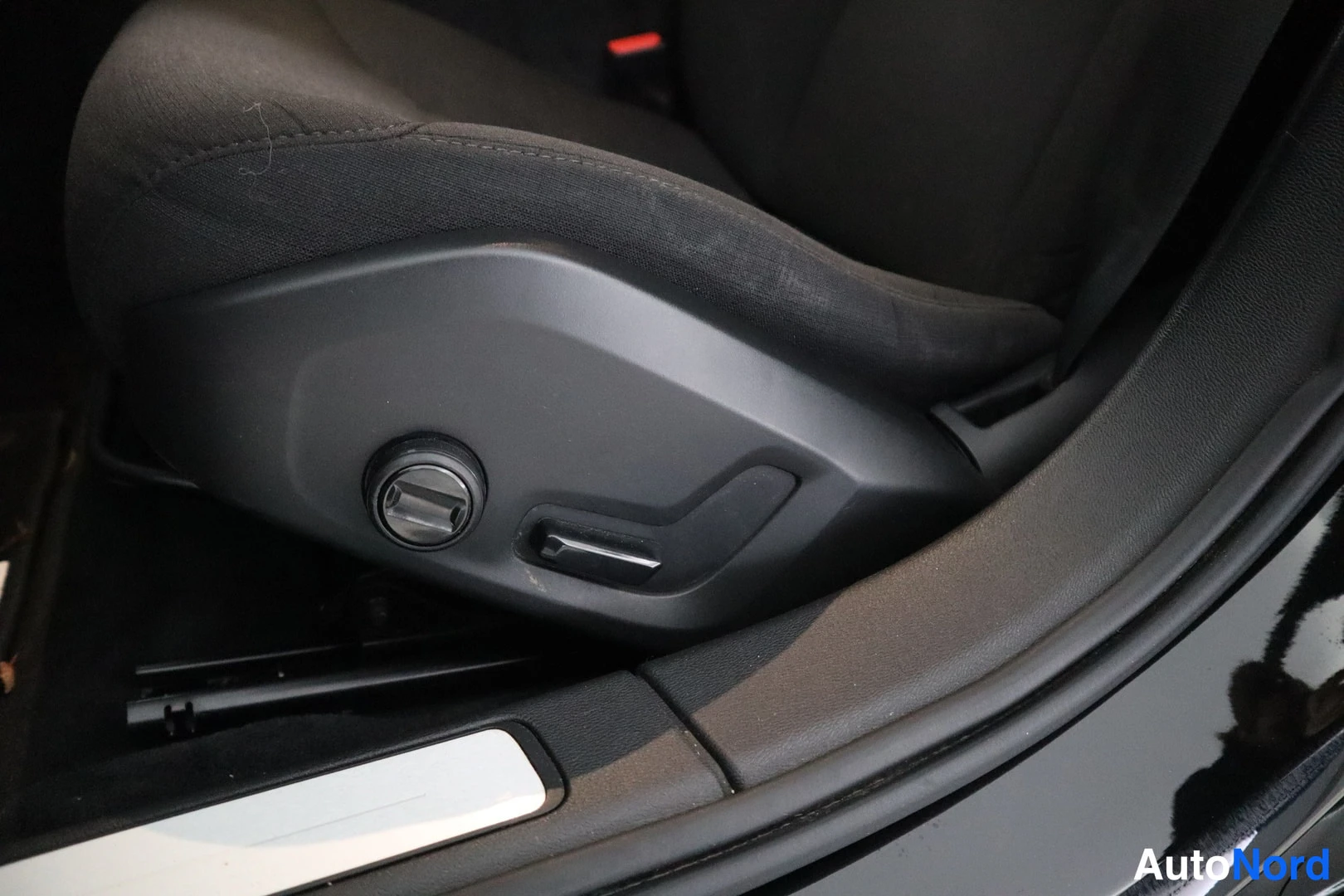 Musta Volvo V60 2022, yksityiskohta, kuva 18