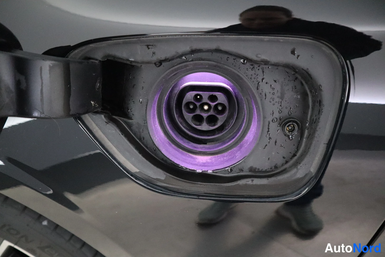 Musta Volvo V60 2022, yksityiskohta, kuva 19