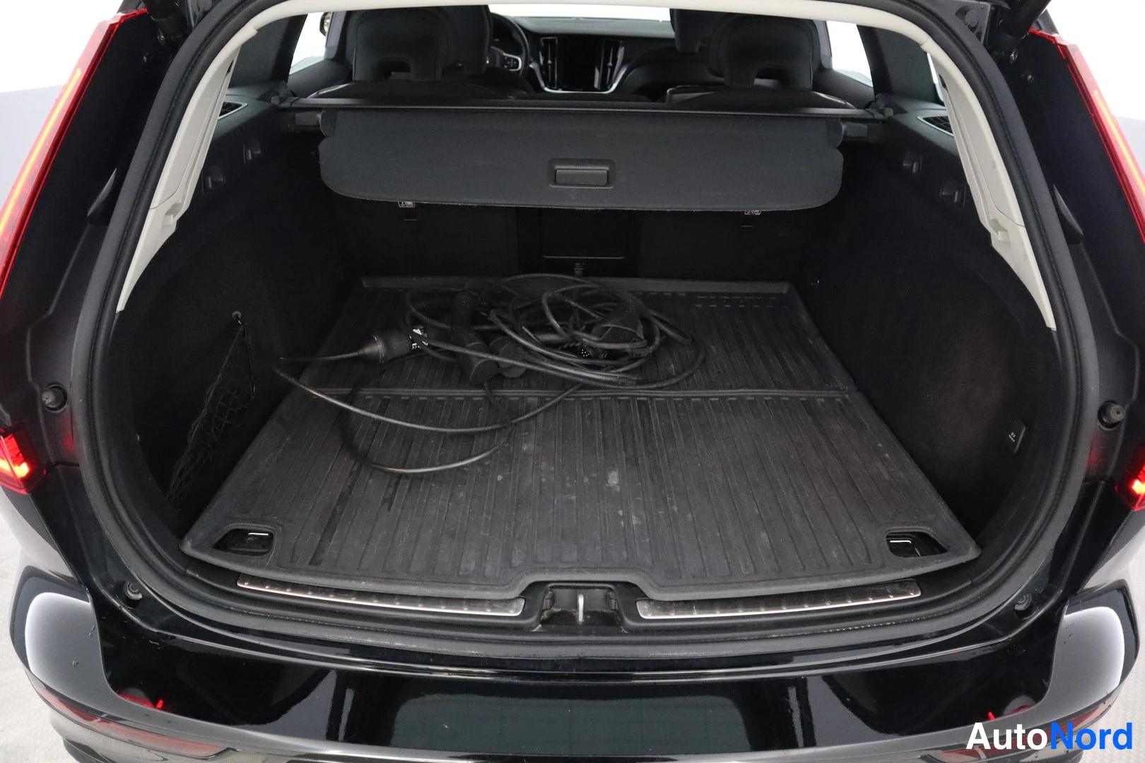 Musta Volvo V60 2022, kuva 24