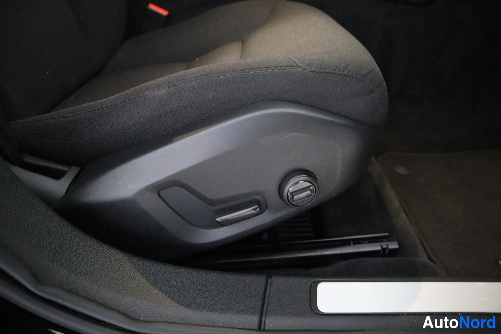 Musta Volvo V60 2022, yksityiskohta, kuva 21