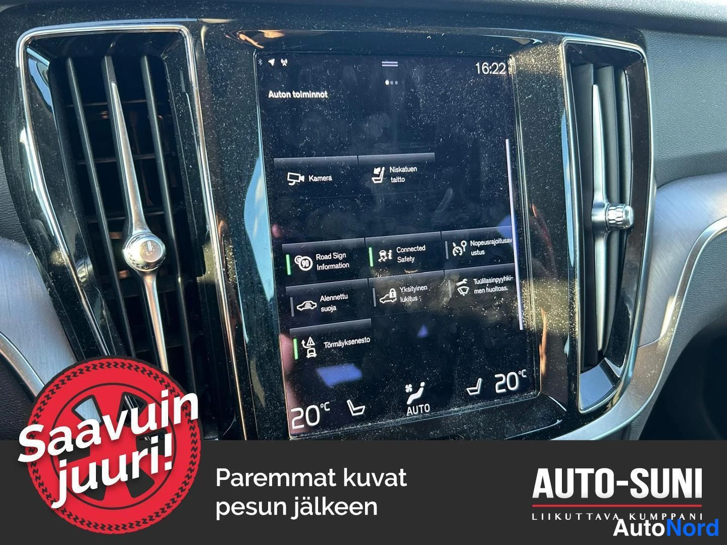 Muu: Auton kojelaudan infotainment-näyttö, jossa on näkyvissä toimintovalikko ja keskusilottimien lämpötilatieto 20 °C ja 20 °C.