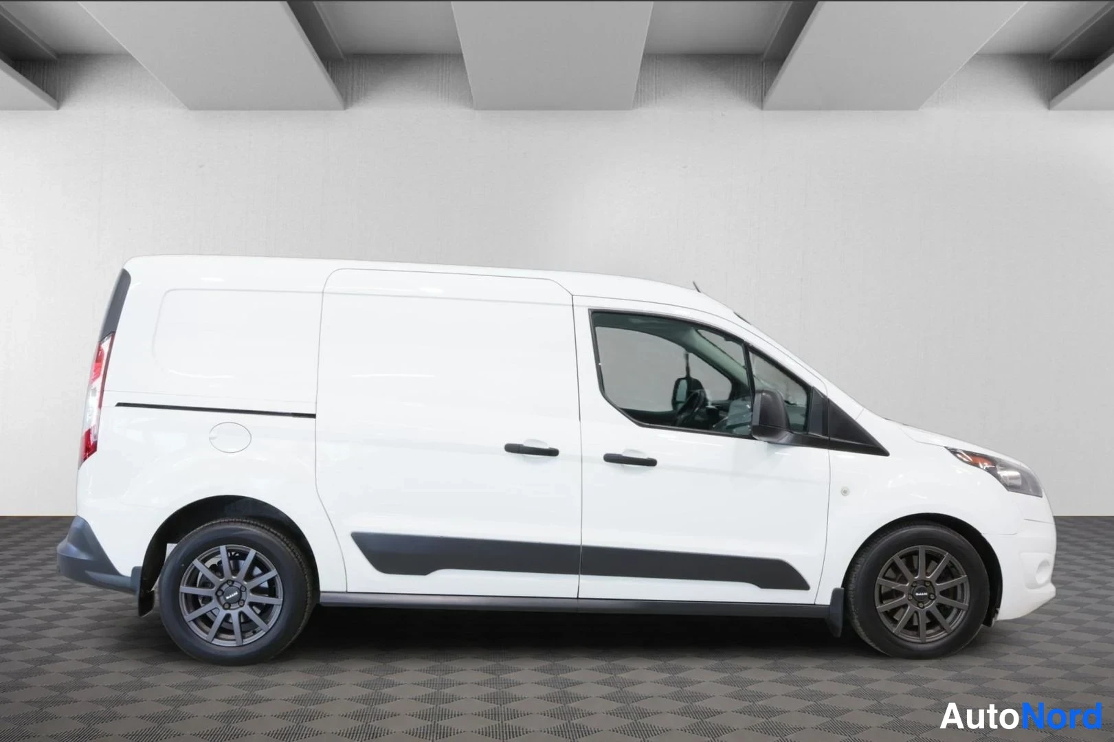 Etuviisto, nokka oikealle: Ford Transit Connect -pakettiauton sivukuva oikealta, valkoinen korimaa, tummat alumiinivanteet, mustat puskurit ja ovikahvat.