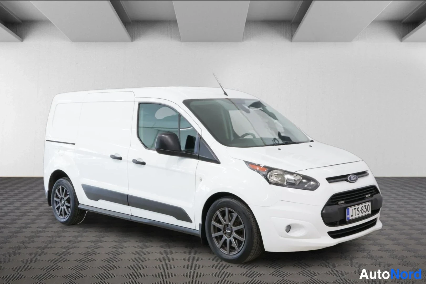 Etuviisto, nokka oikealle: Ford Transit Connect -pakettiauton etukiiltokuva oikealta, valkoinen korimaa, Ford-merkki etusäleikössä, rekisterikilpi ja tummat vanteet.
