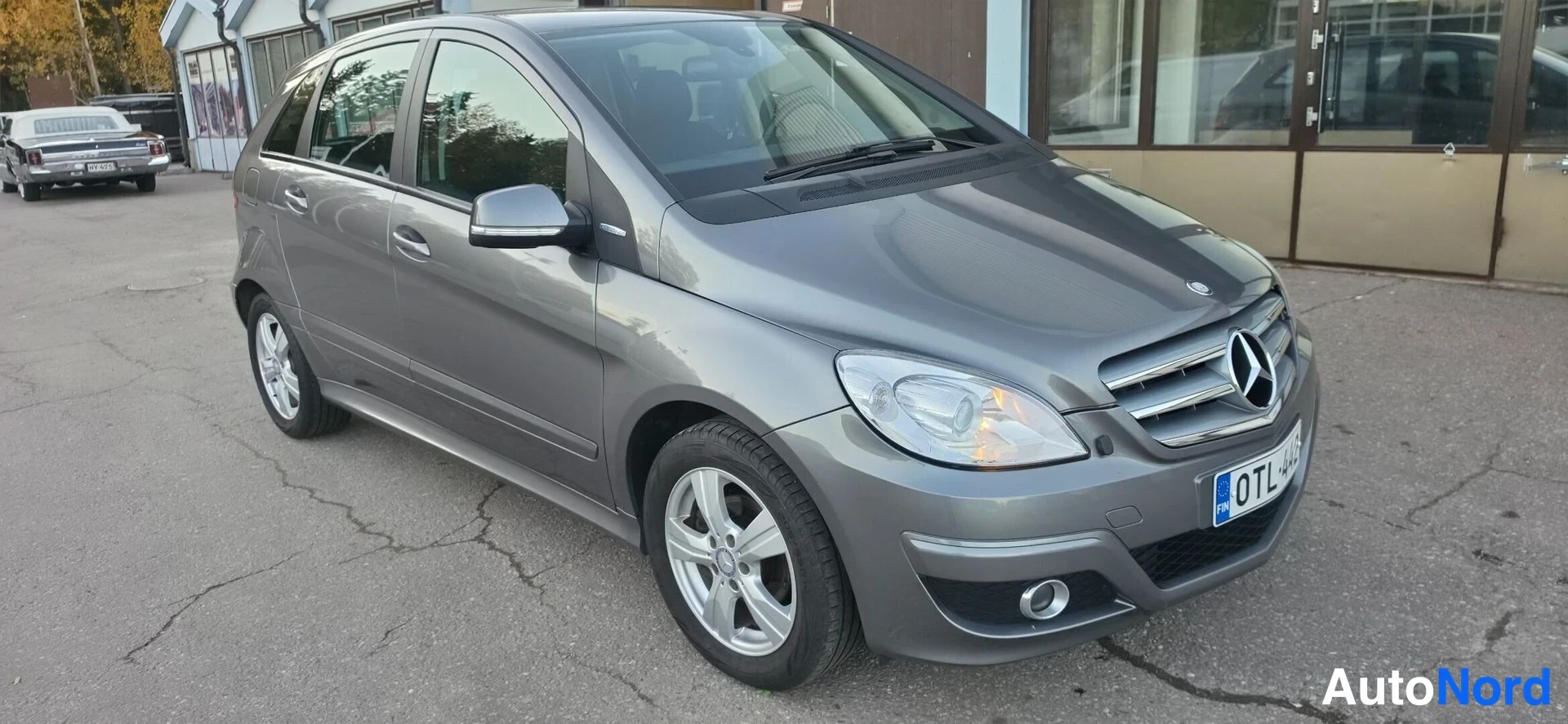 Harmaa Mercedes-Benz B 2011, etuviisto, keula oikealle, kuva 4