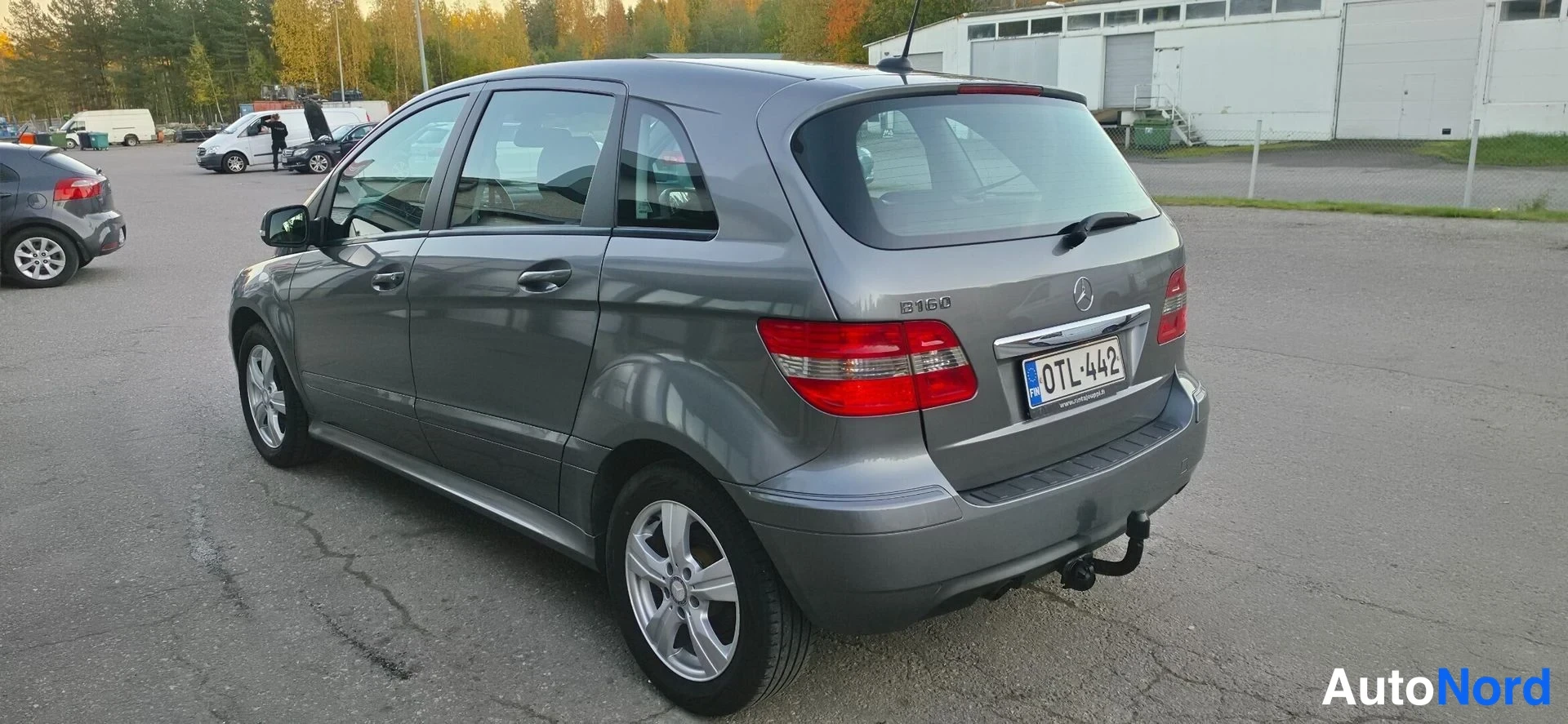Harmaa Mercedes-Benz B 2011, takaviisto, kuva 7