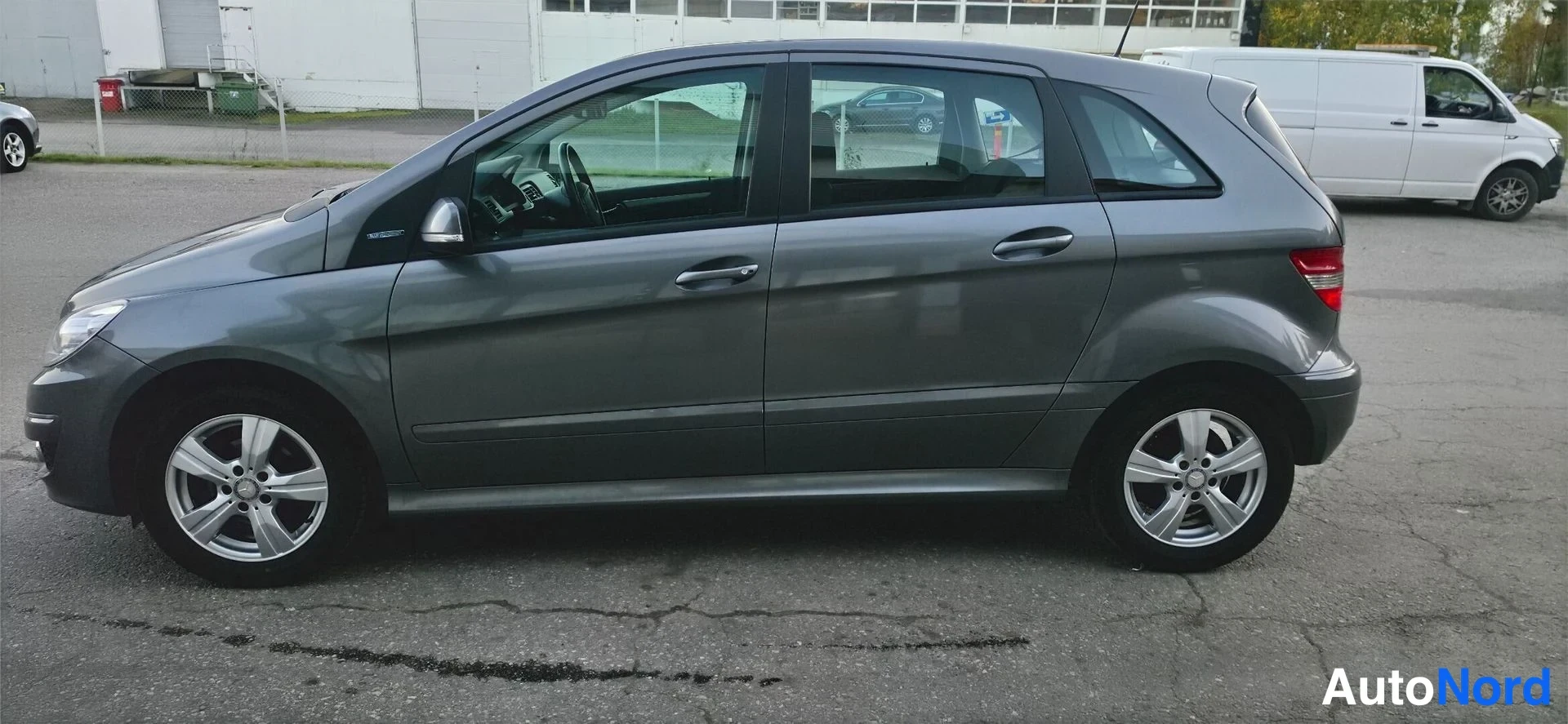 Harmaa Mercedes-Benz B 2011, etuviisto, keula vasemmalle, kuva 2
