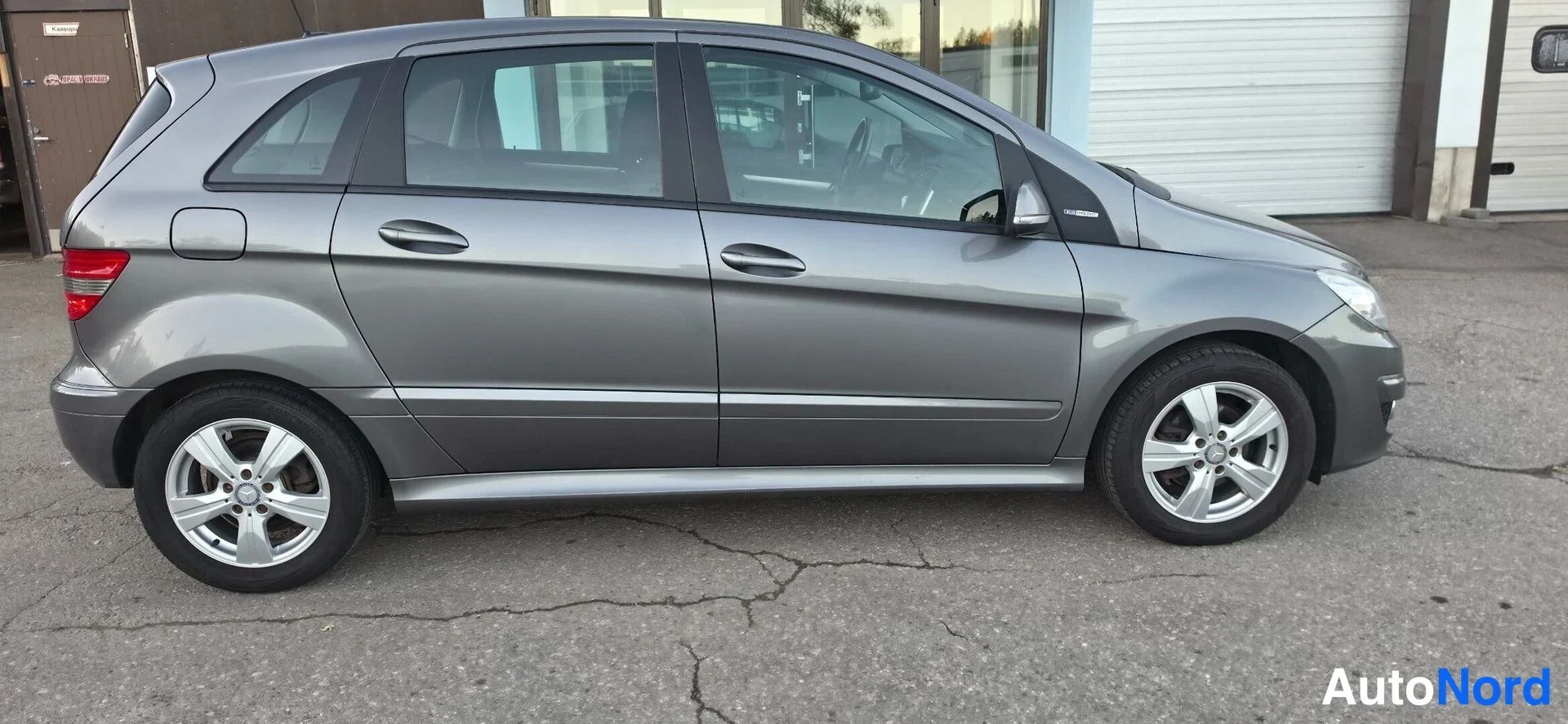 Harmaa Mercedes-Benz B 2011, etuviisto, keula oikealle, kuva 3