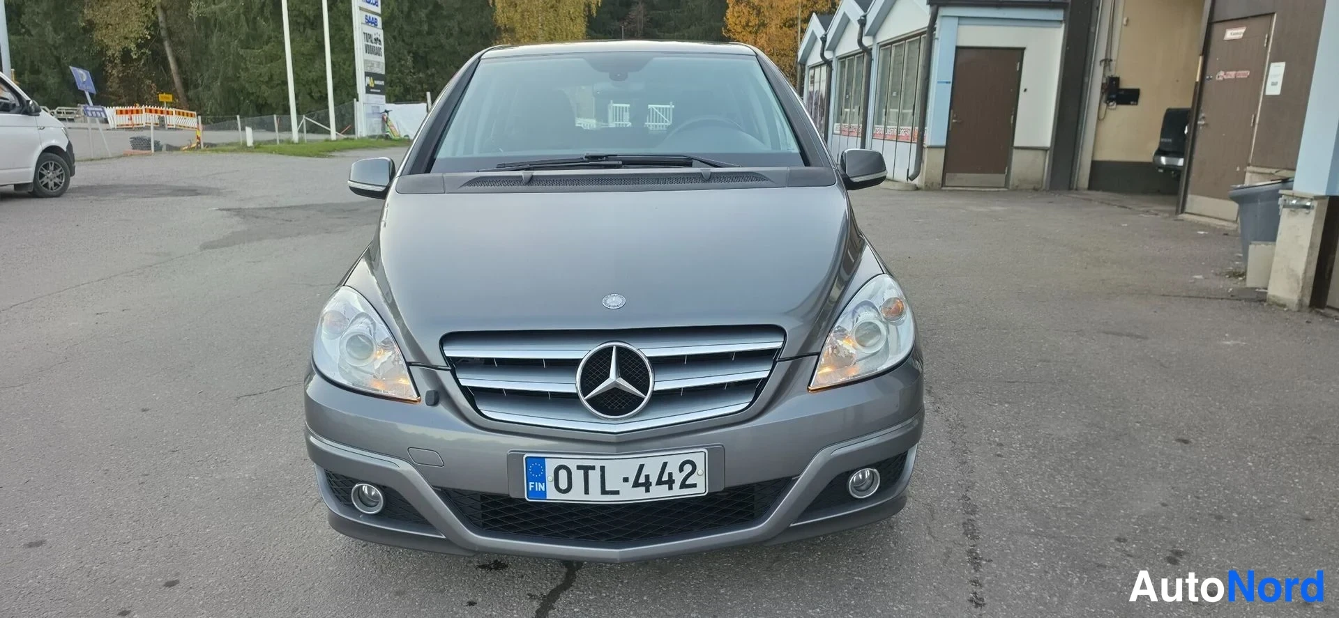 Harmaa Mercedes-Benz B 2011, edestä, kuva 5