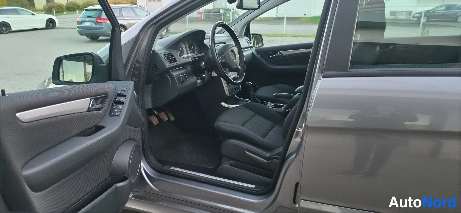 Harmaa Mercedes-Benz B 2011, kuva 19
