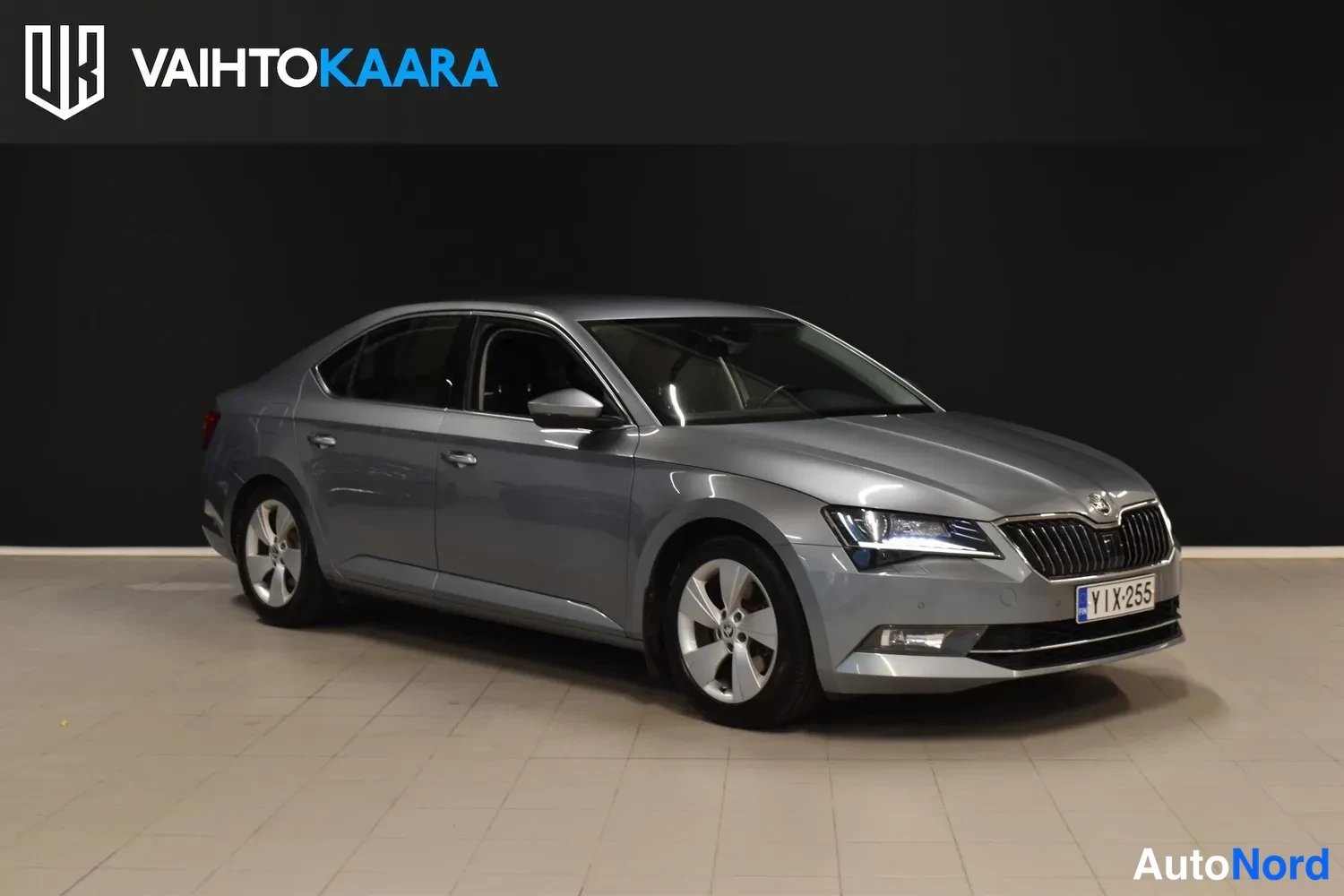 Harmaa Skoda Superb 2015, etuviisto, keula oikealle, kuva 4