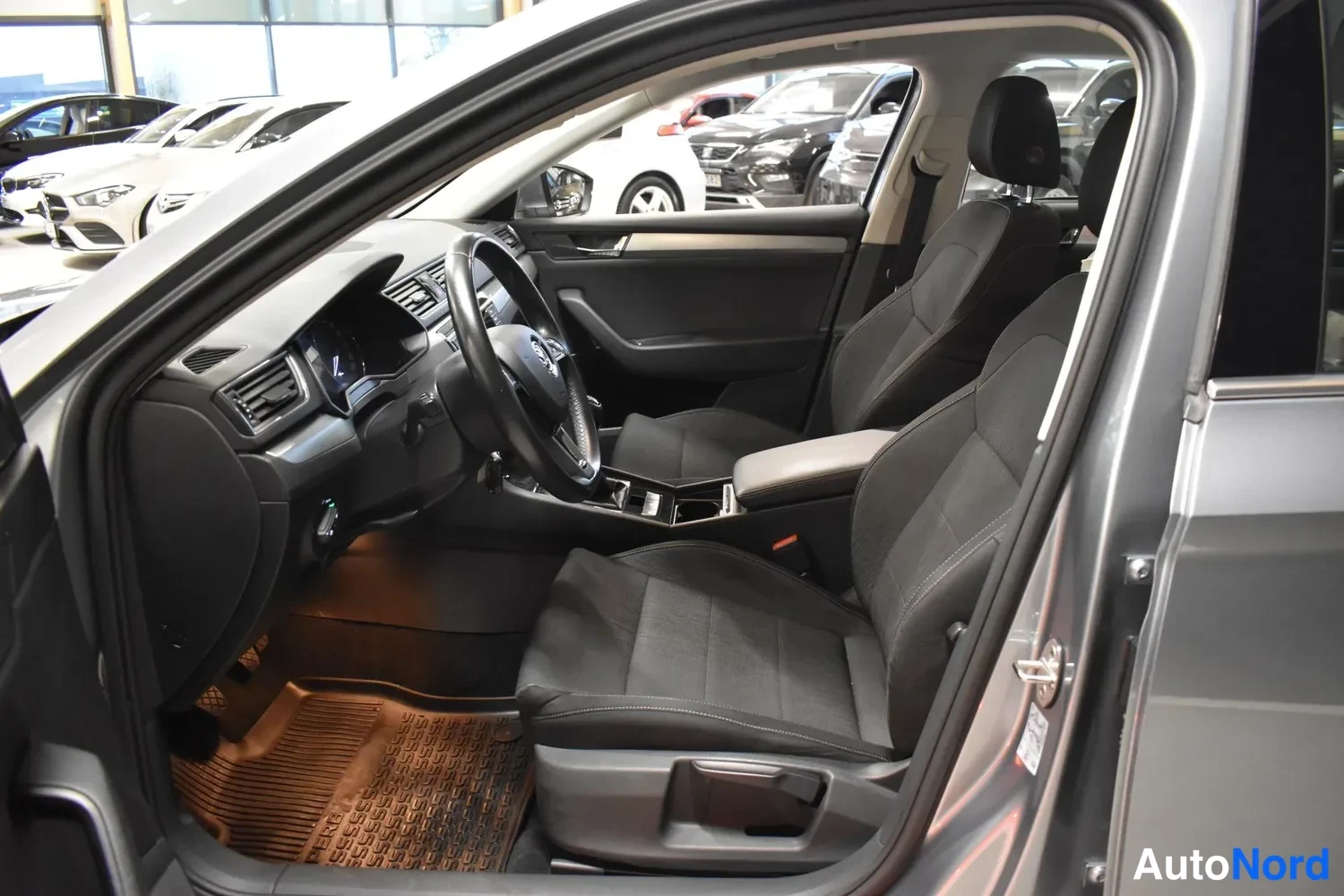 Harmaa Skoda Superb 2015, ohjaamo, kuva 10