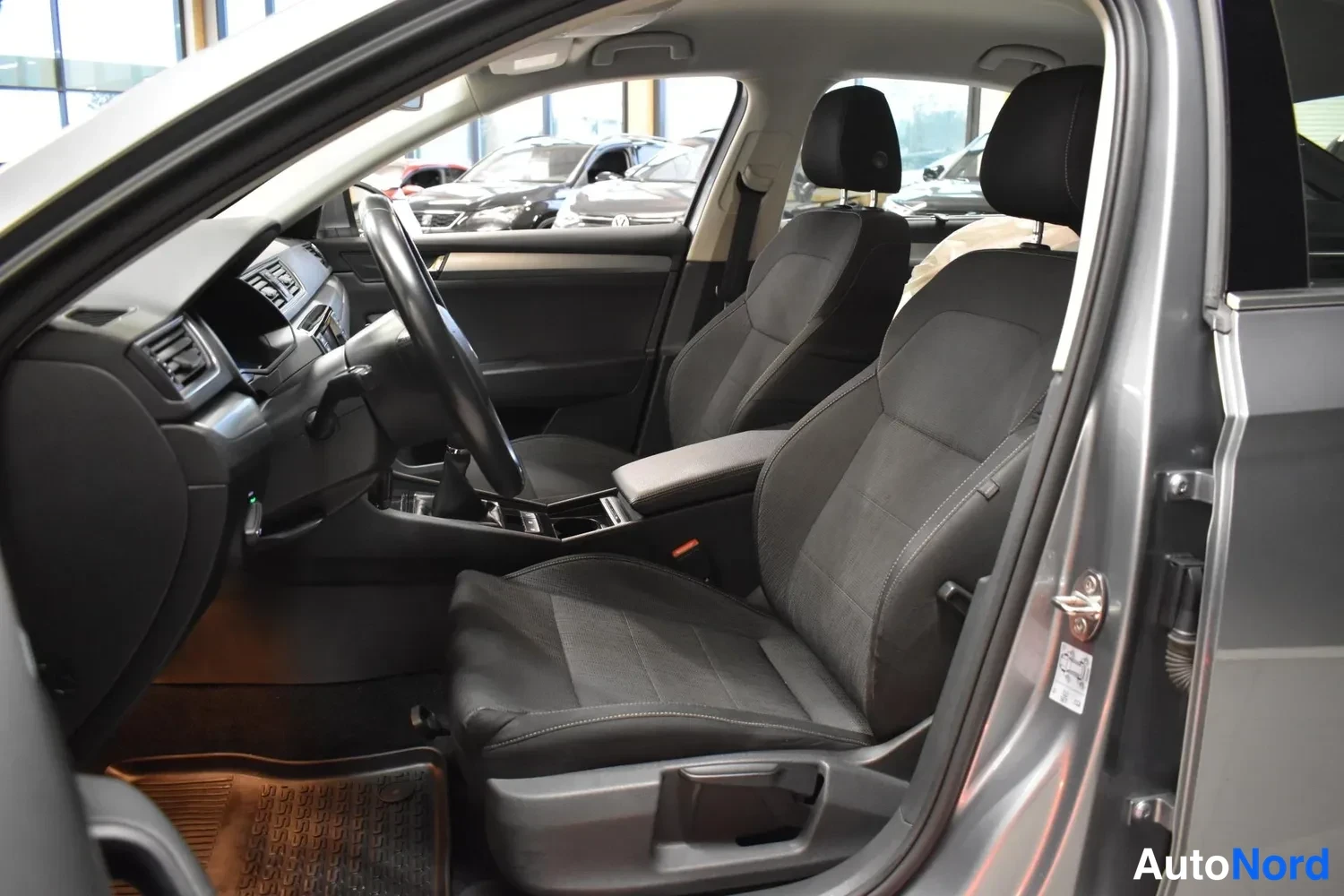Harmaa Skoda Superb 2015, takaistuimet, kuva 15