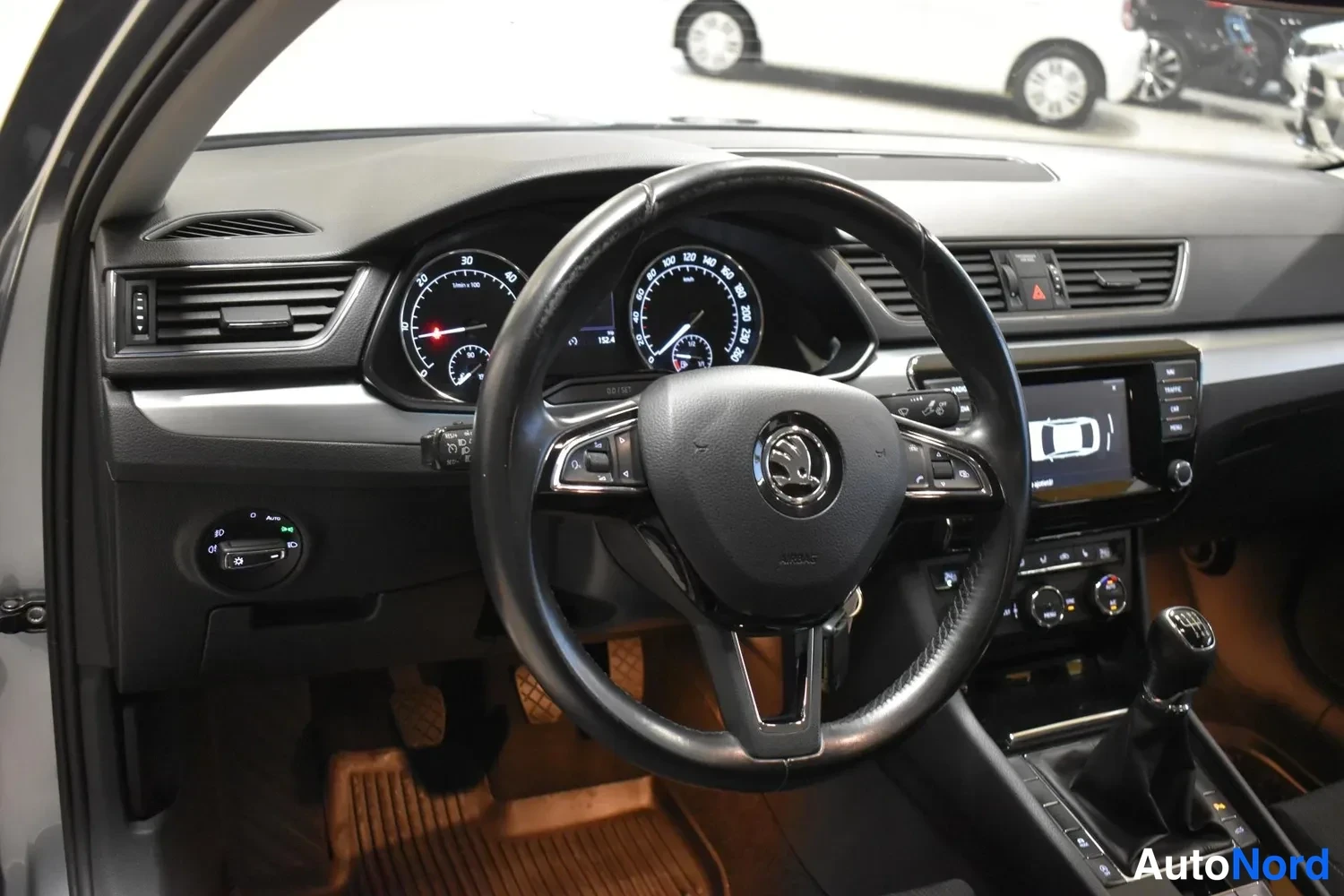 Harmaa Skoda Superb 2015, ohjaamo, kuva 11