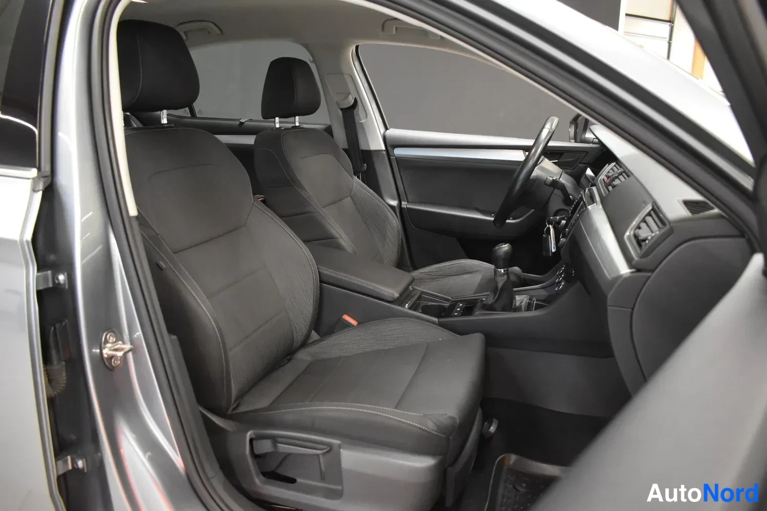 Harmaa Skoda Superb 2015, etuistuimet, kuva 14