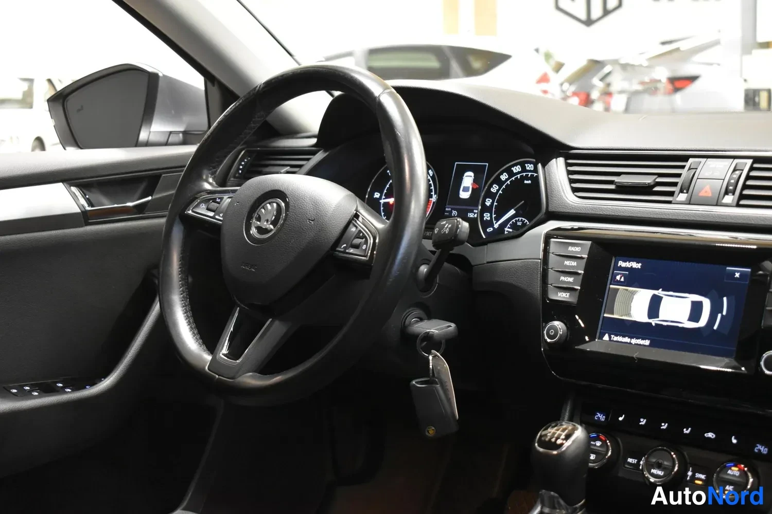 Harmaa Skoda Superb 2015, ohjaamo, kuva 12