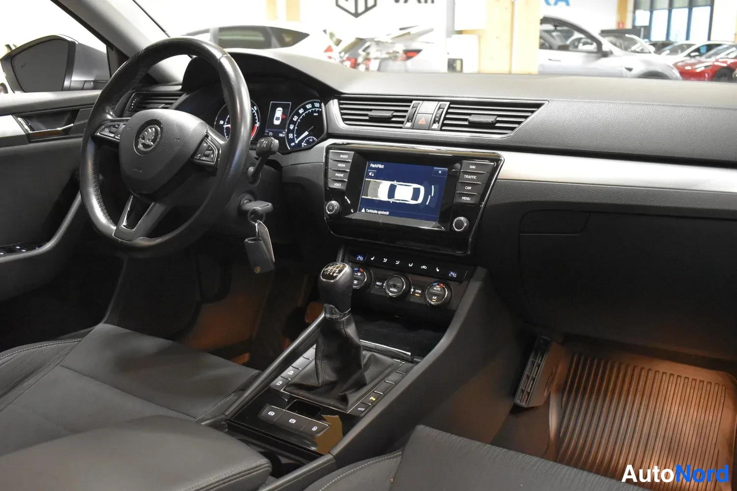 Harmaa Skoda Superb 2015, ohjaamo, kuva 13