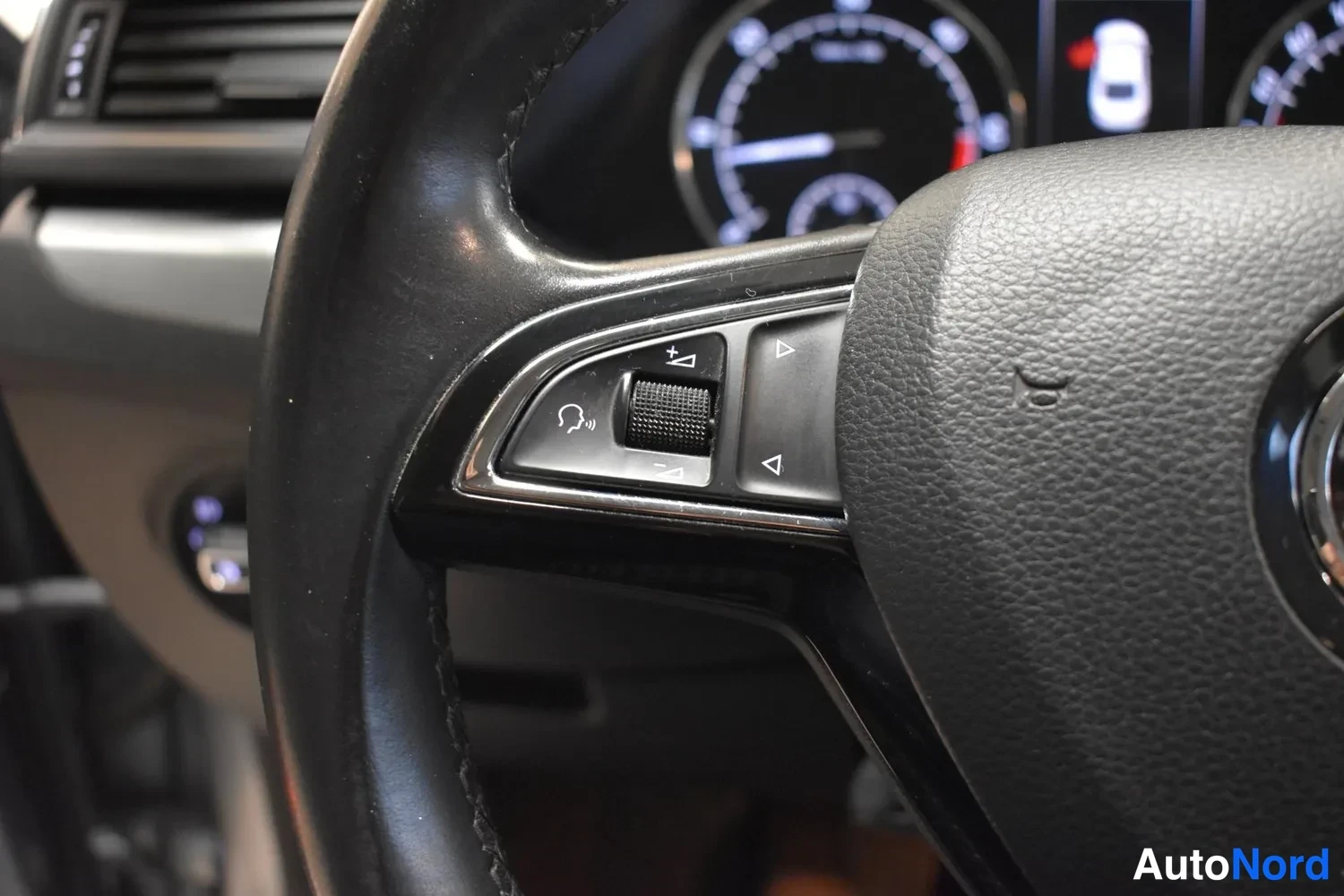 Harmaa Skoda Superb 2015, yksityiskohta, kuva 17