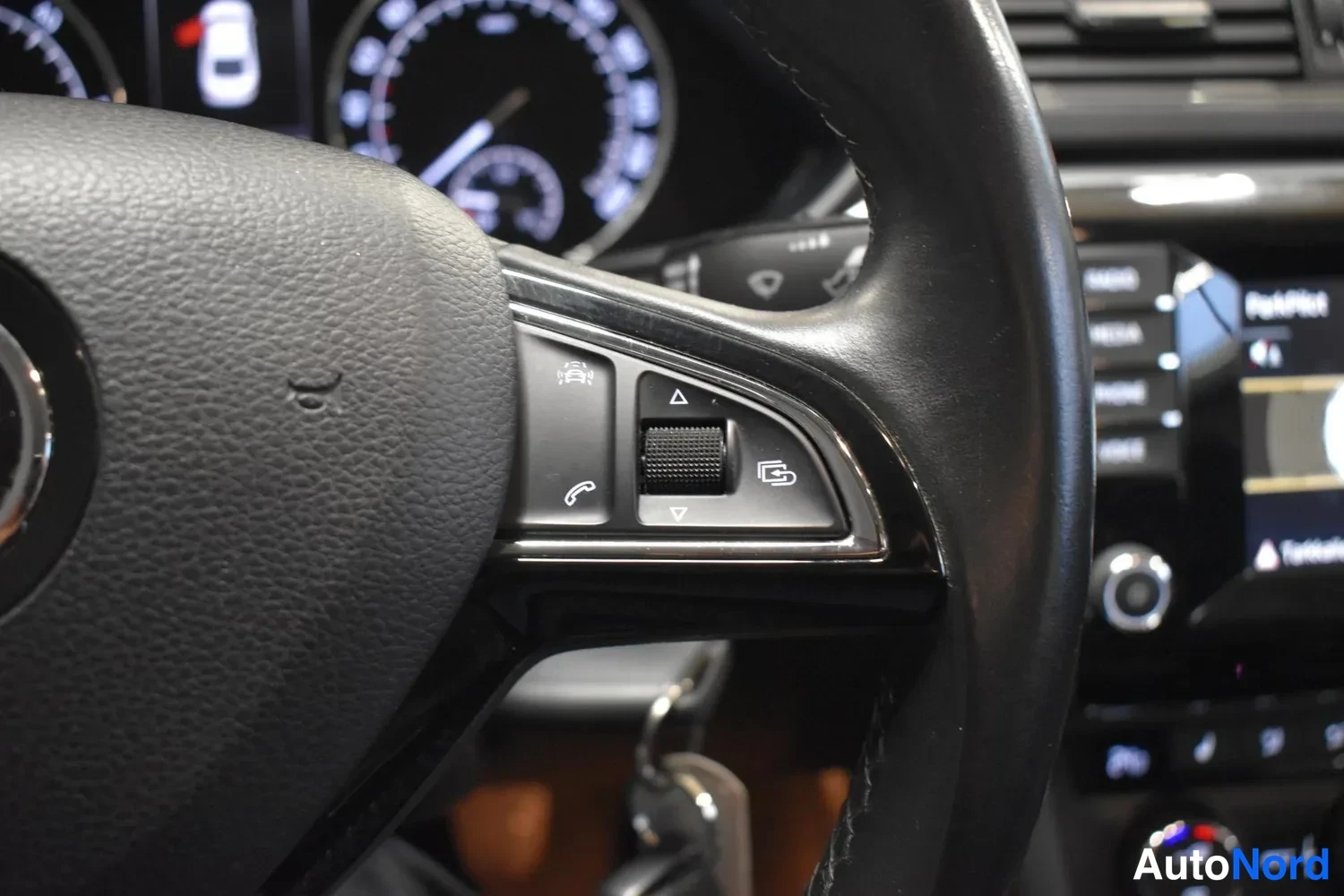 Harmaa Skoda Superb 2015, yksityiskohta, kuva 18