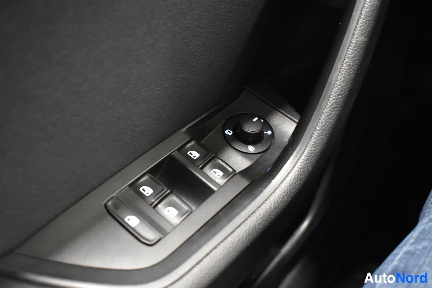 Harmaa Skoda Superb 2015, yksityiskohta, kuva 23