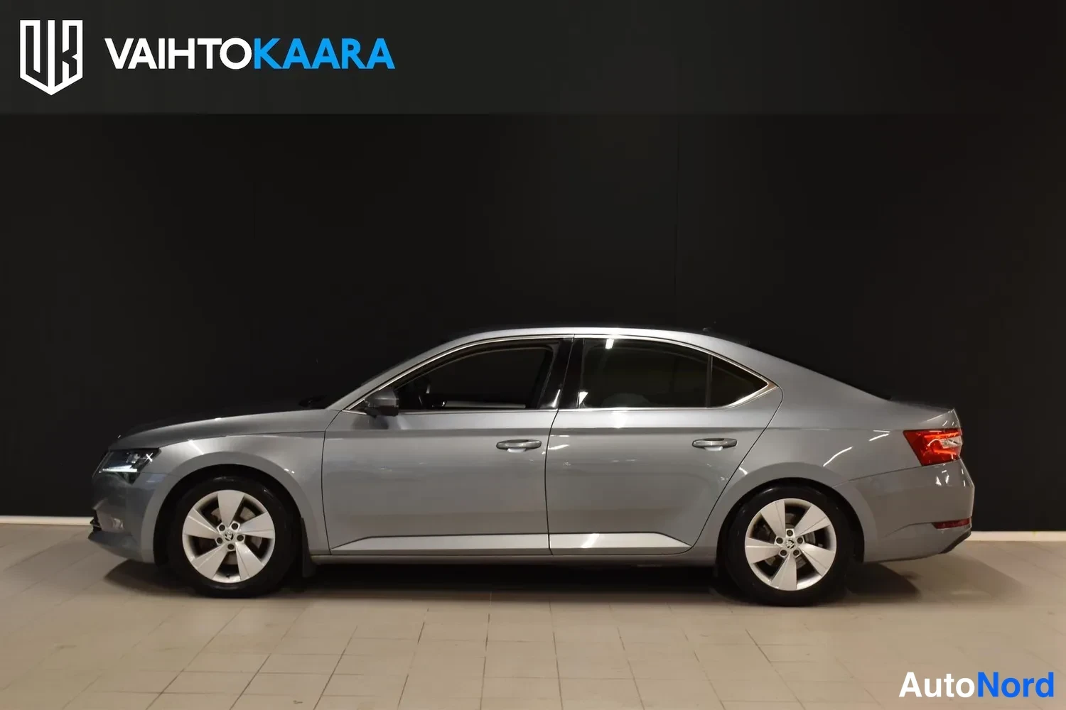 Harmaa Skoda Superb 2015, sivulta, kuva 6