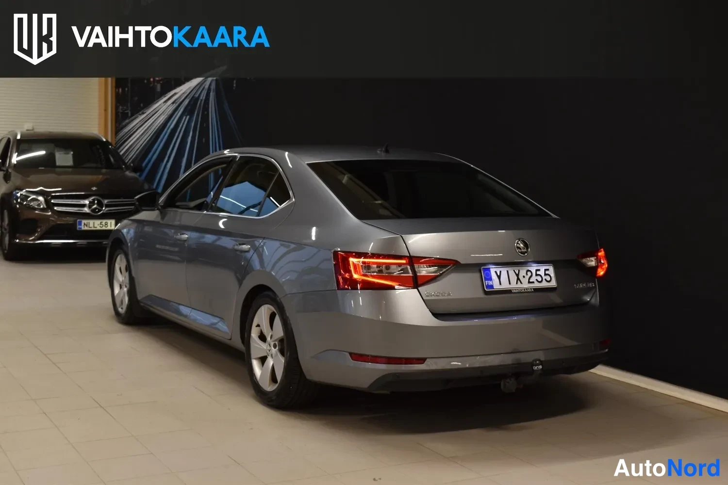 Harmaa Skoda Superb 2015, takaviisto, kuva 8