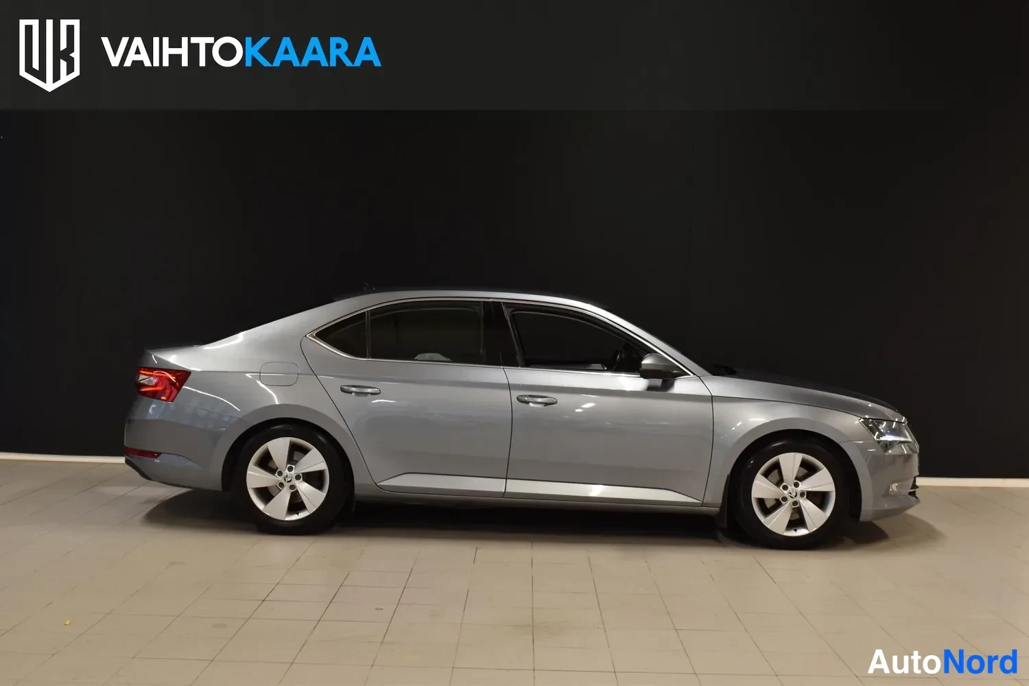 Harmaa Skoda Superb 2015, sivulta, kuva 5