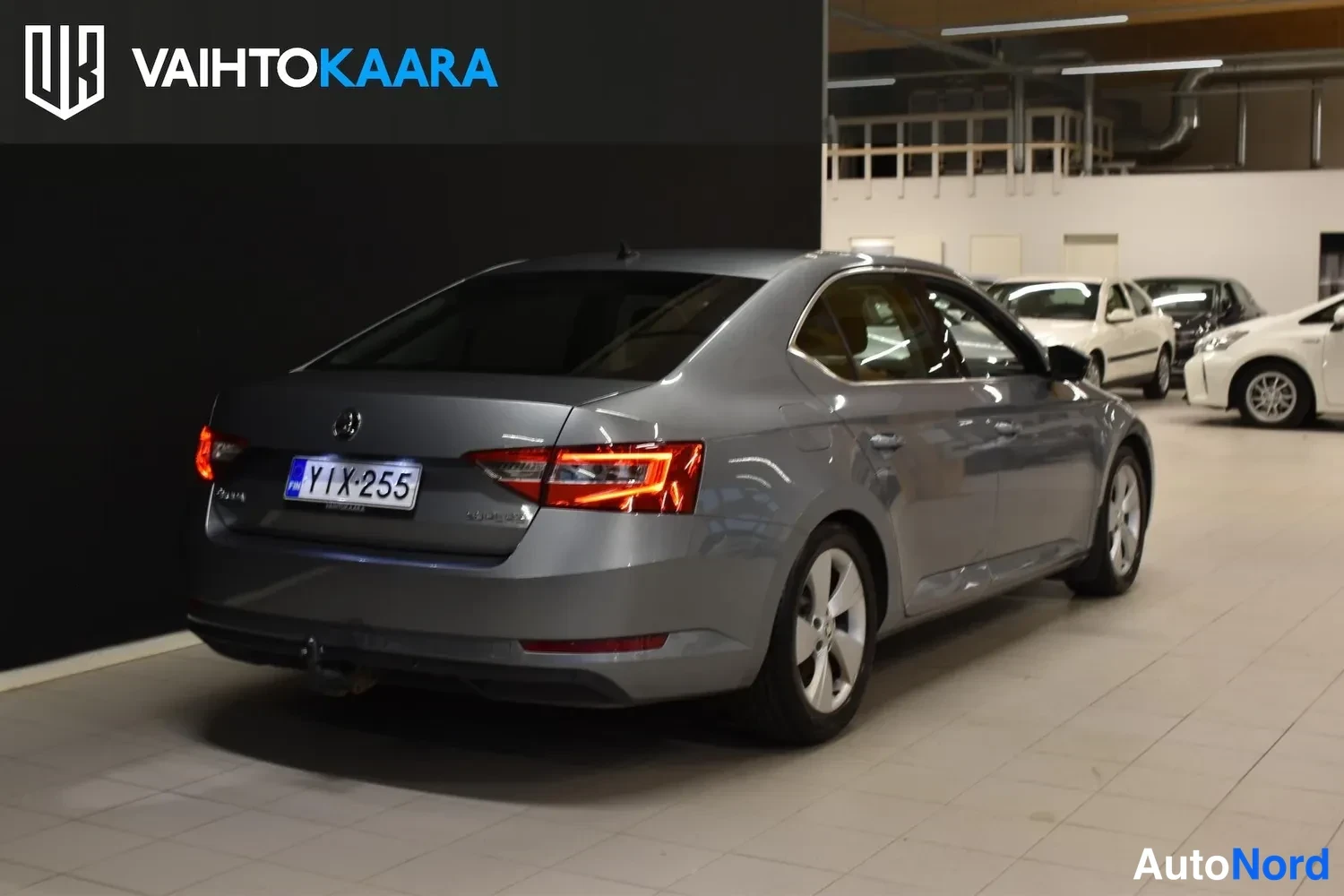 Harmaa Skoda Superb 2015, takaviisto, kuva 7