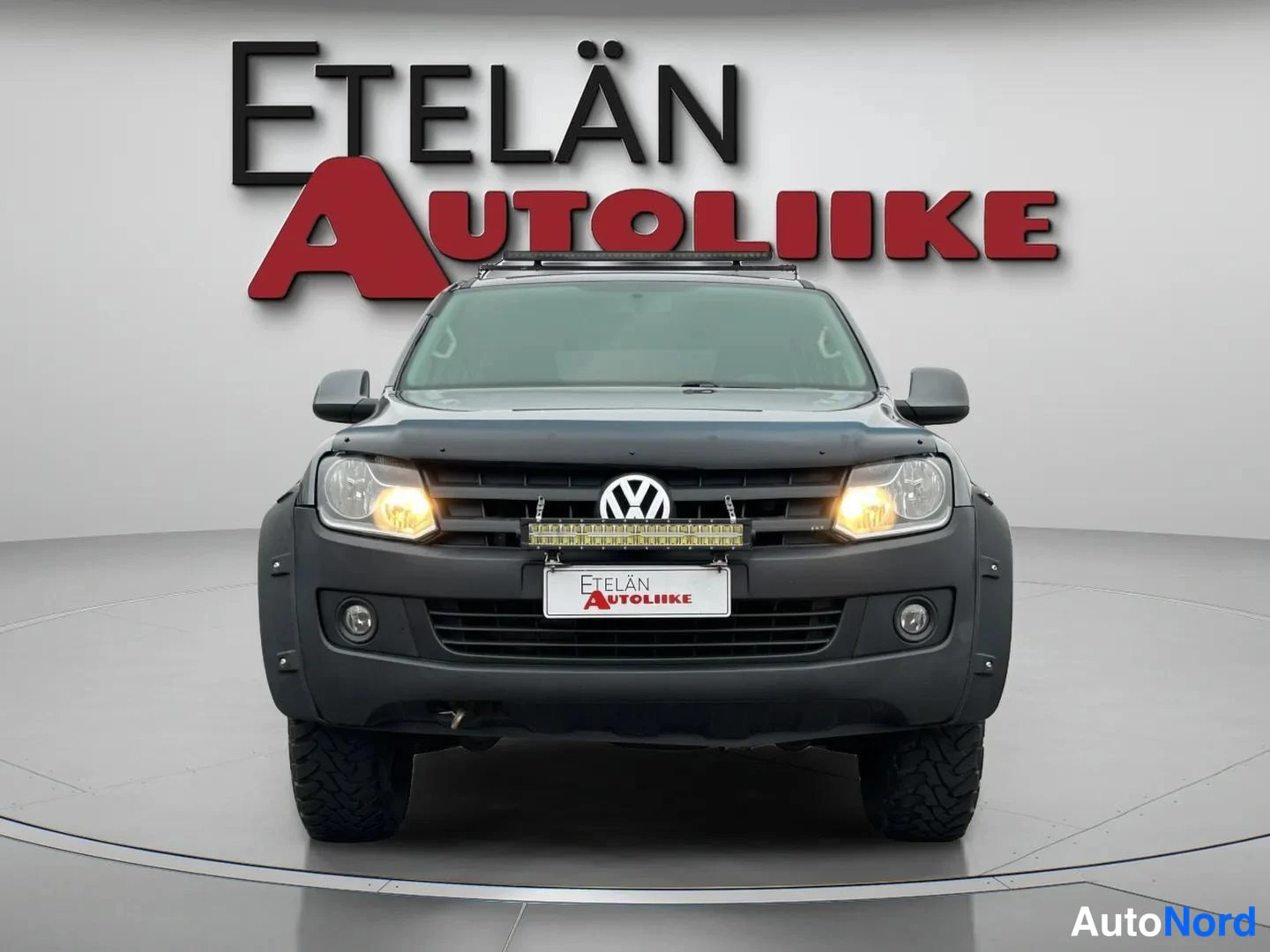 Harmaa Volkswagen Amarok 2011, edestä, kuva 4