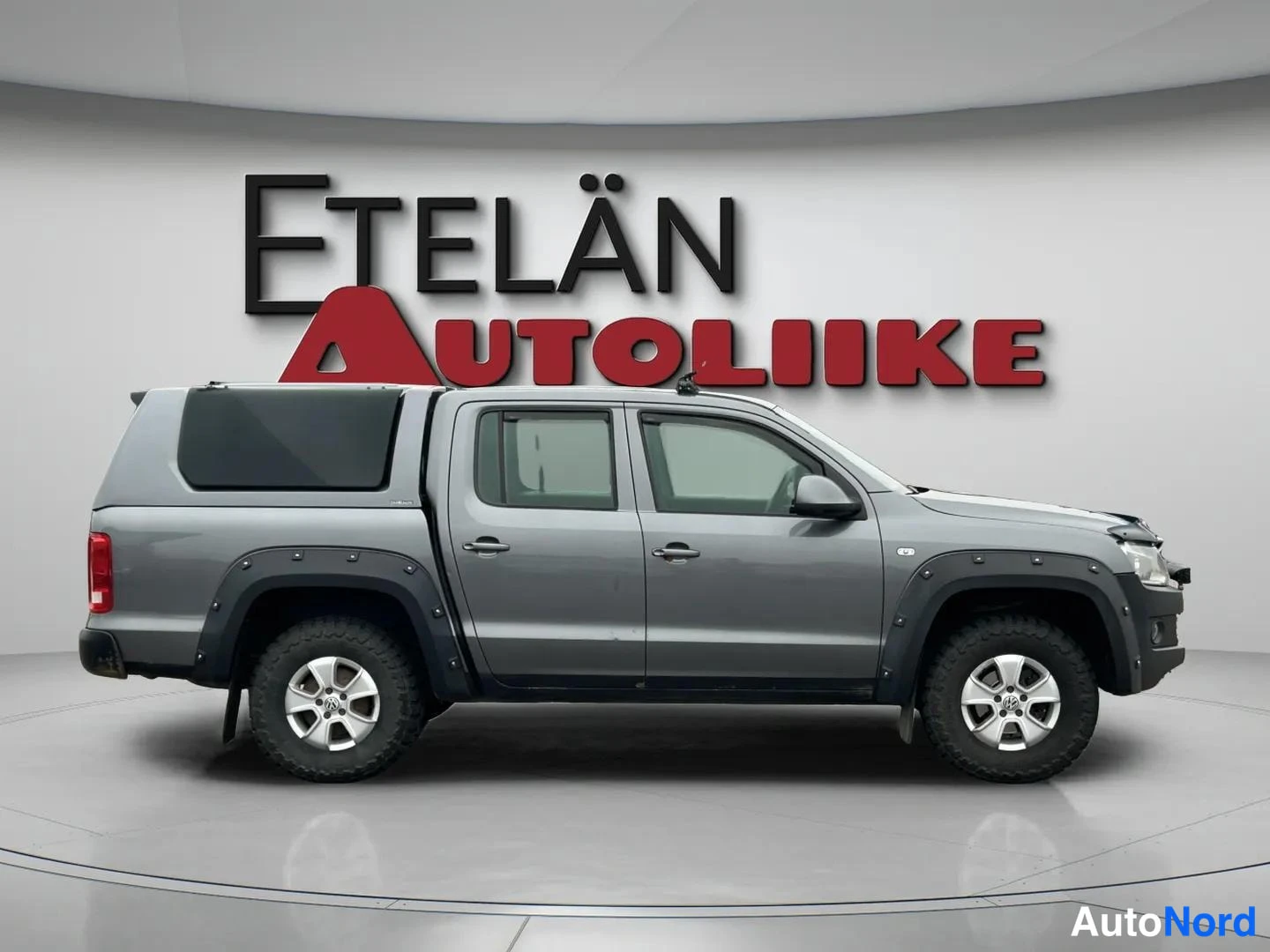 Harmaa Volkswagen Amarok 2011, etuviisto, keula oikealle, kuva 3
