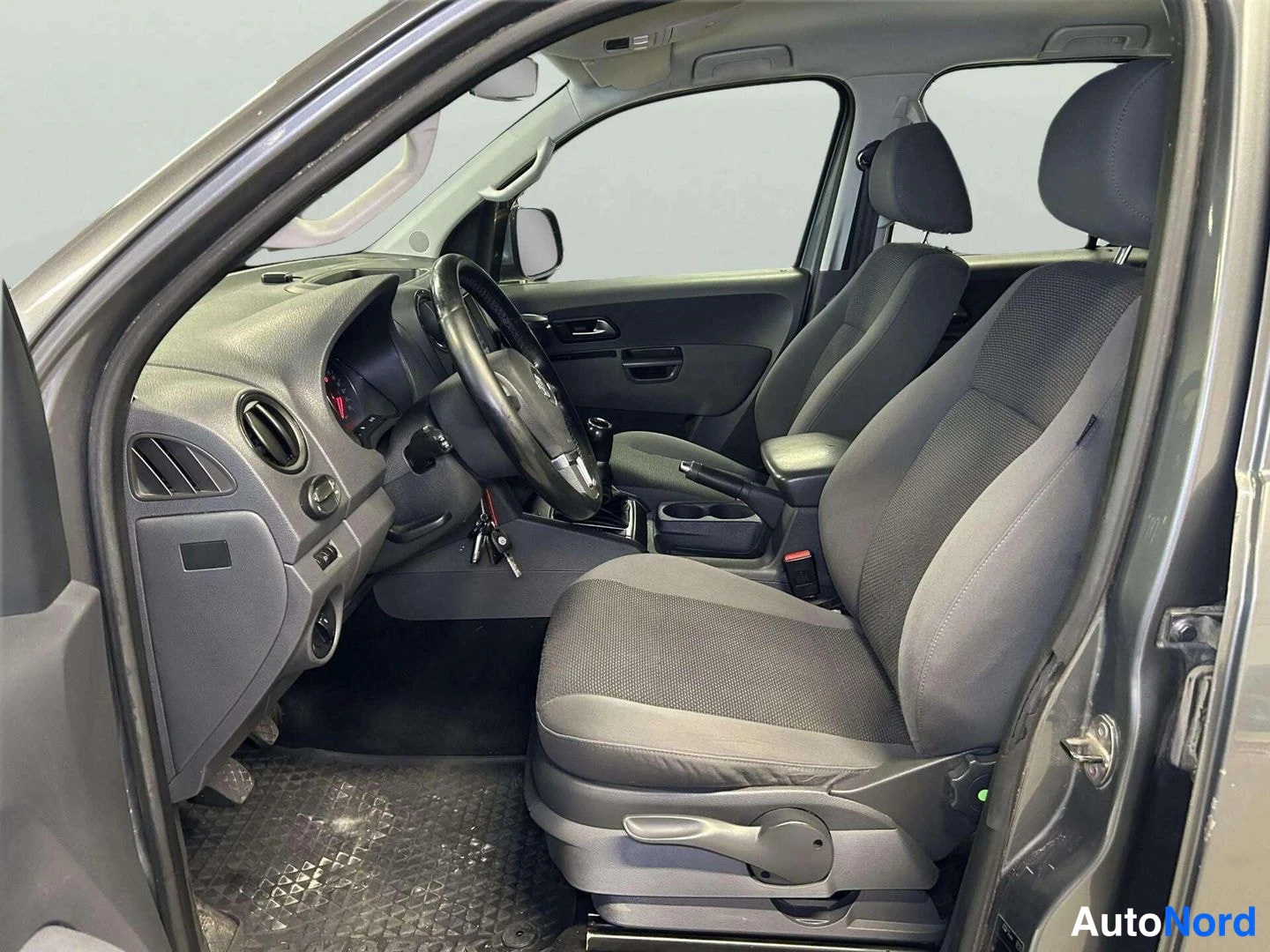 Harmaa Volkswagen Amarok 2011, ohjaamo, kuva 9