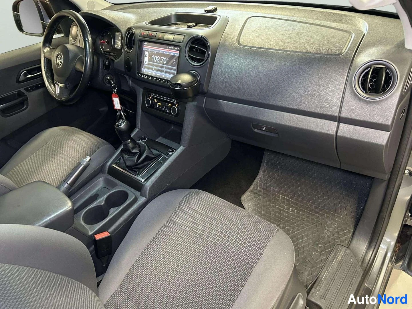 Harmaa Volkswagen Amarok 2011, ohjaamo, kuva 12